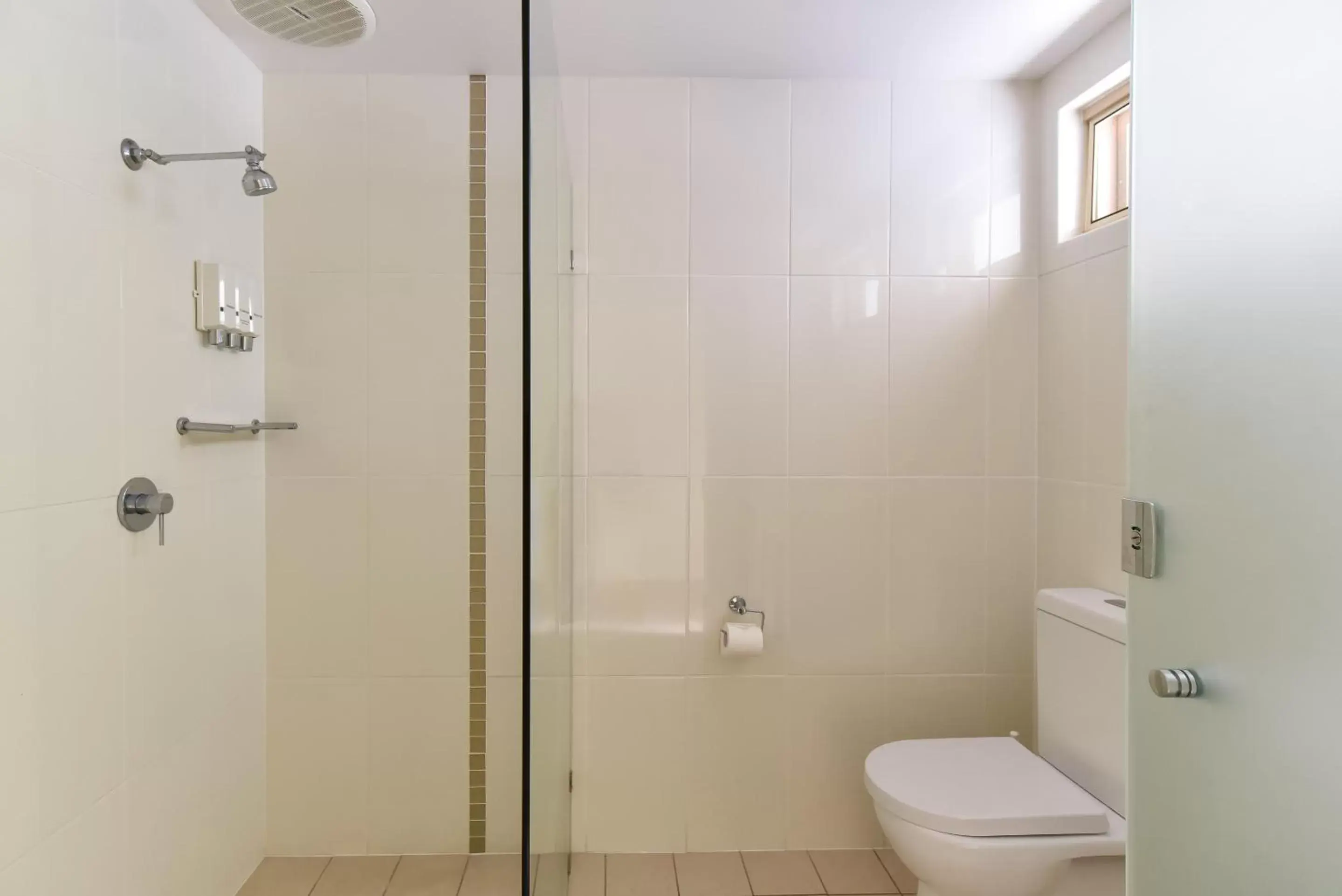 Shower, Bathroom in Big Windmill Corporate & Family Motel