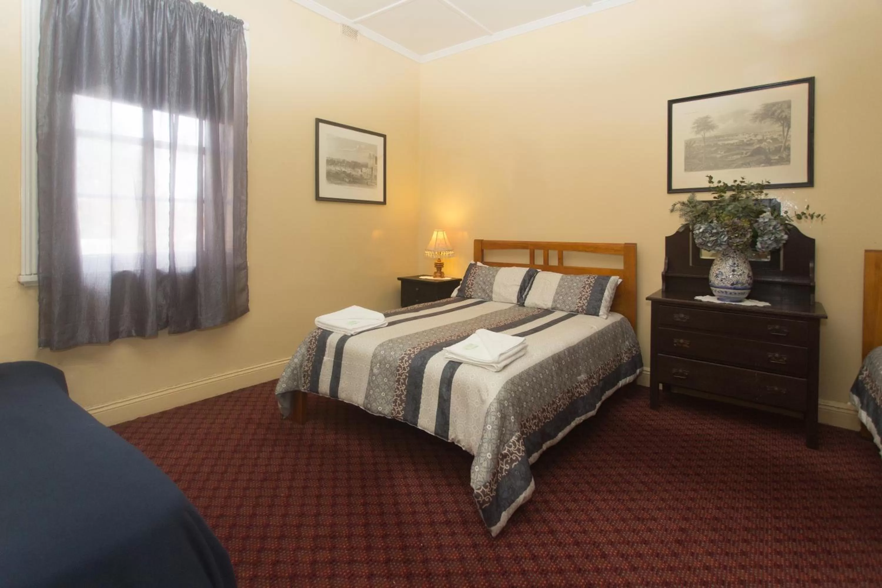 Bedroom in Southern Railway Hotel Goulburn