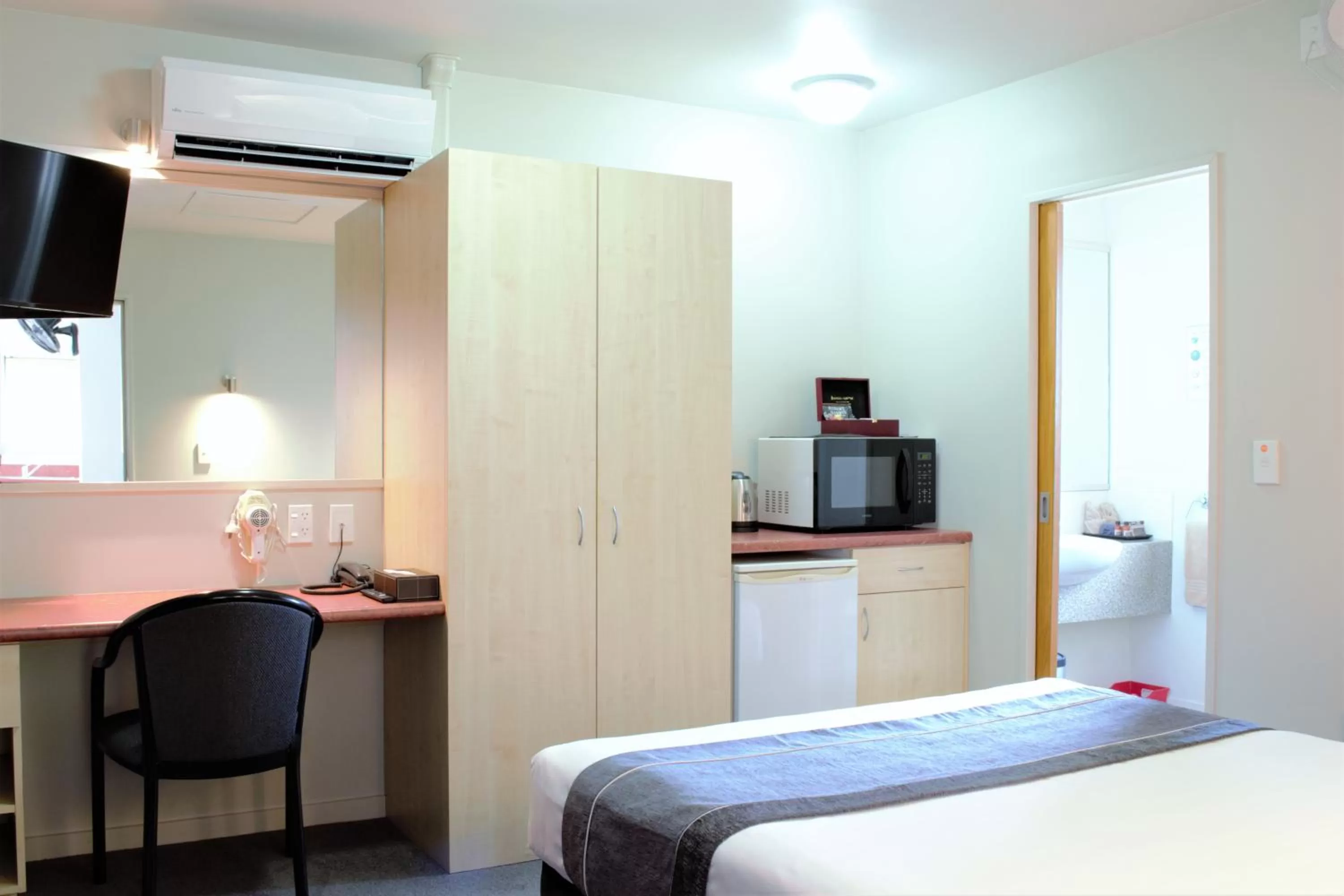 Coffee/tea facilities, Bed in Bella Vista Taupo