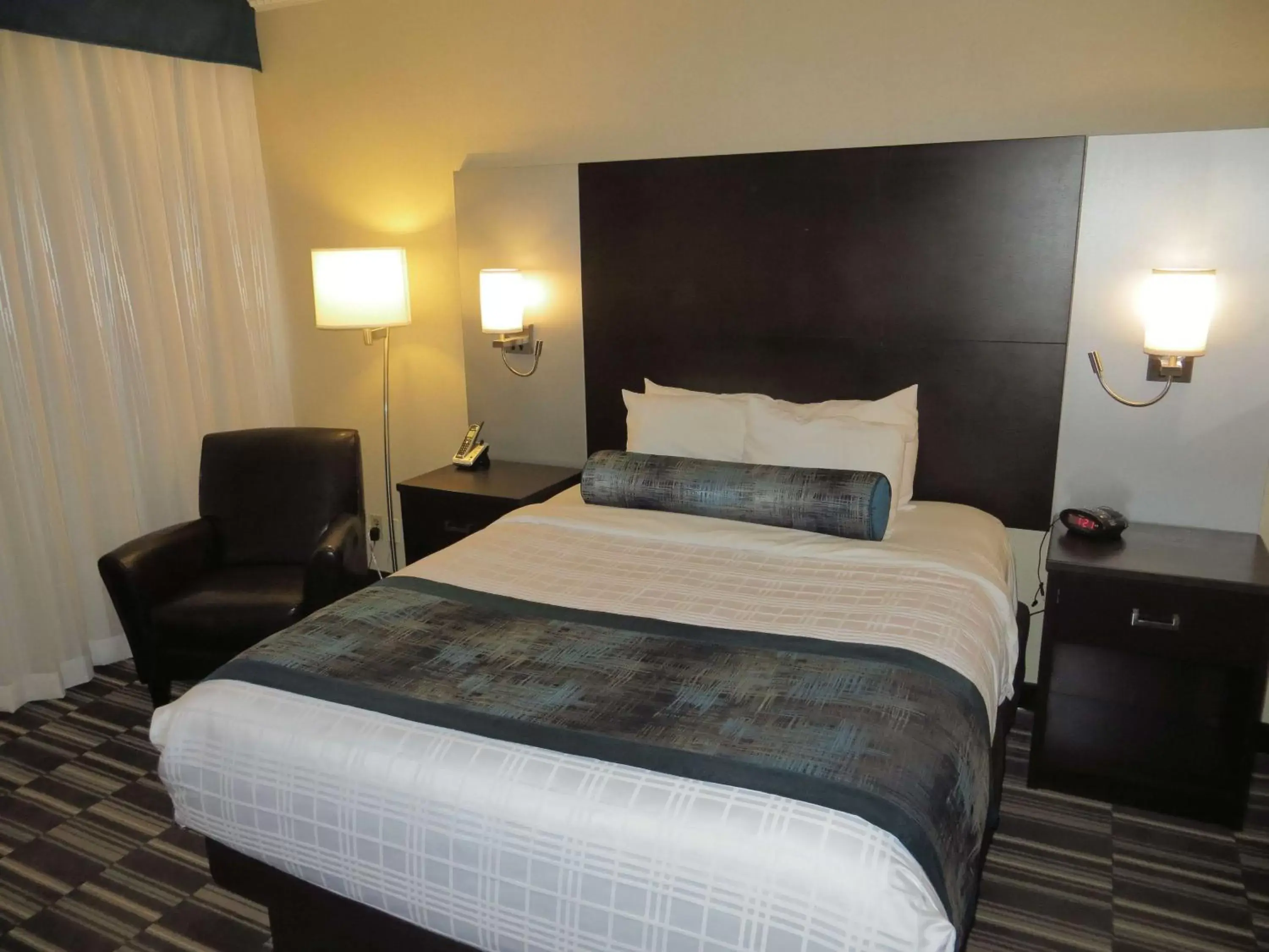 Photo of the whole room, Bed in Best Western Downtown Sudbury