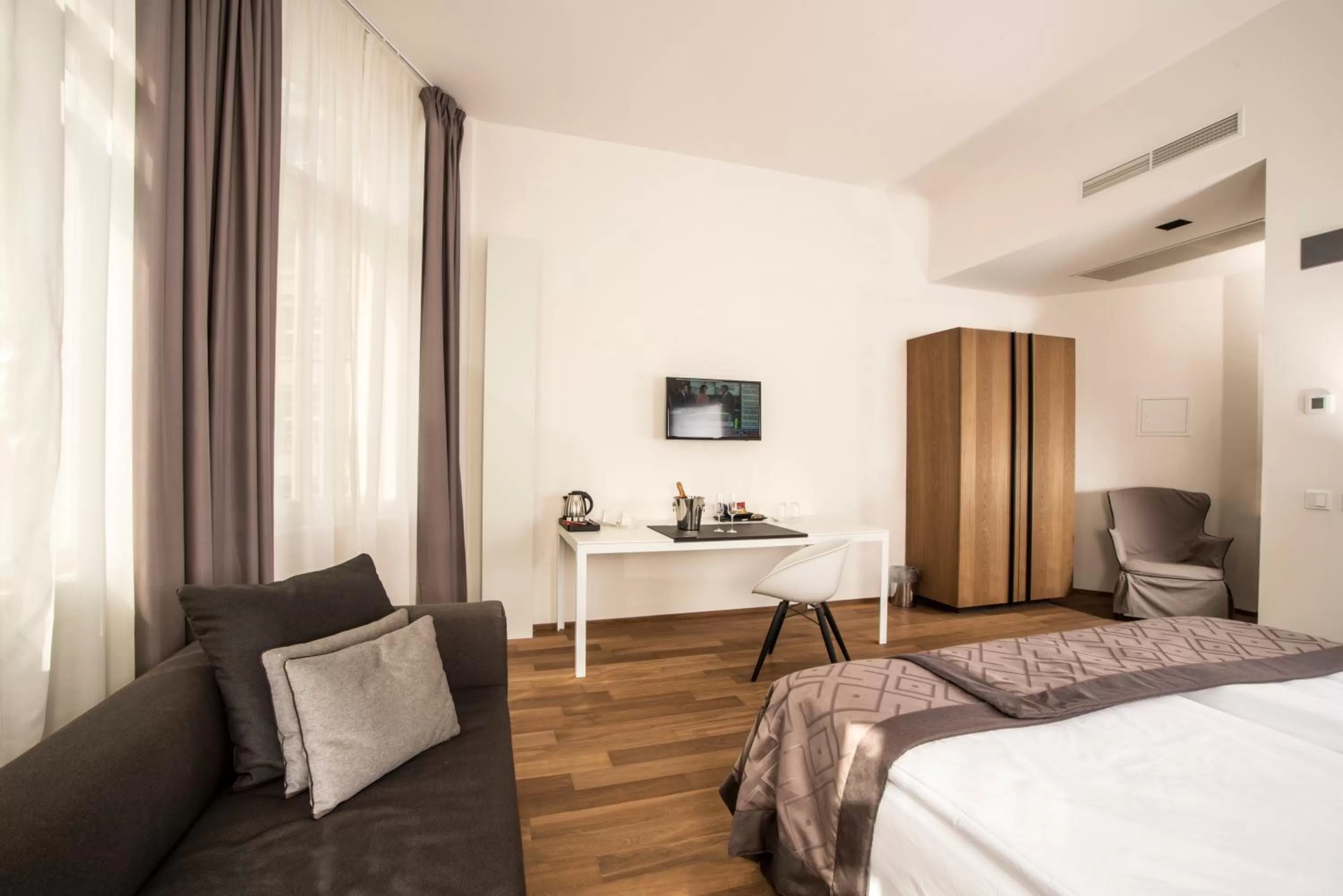 Day, Bed in Hotel Golden Crown