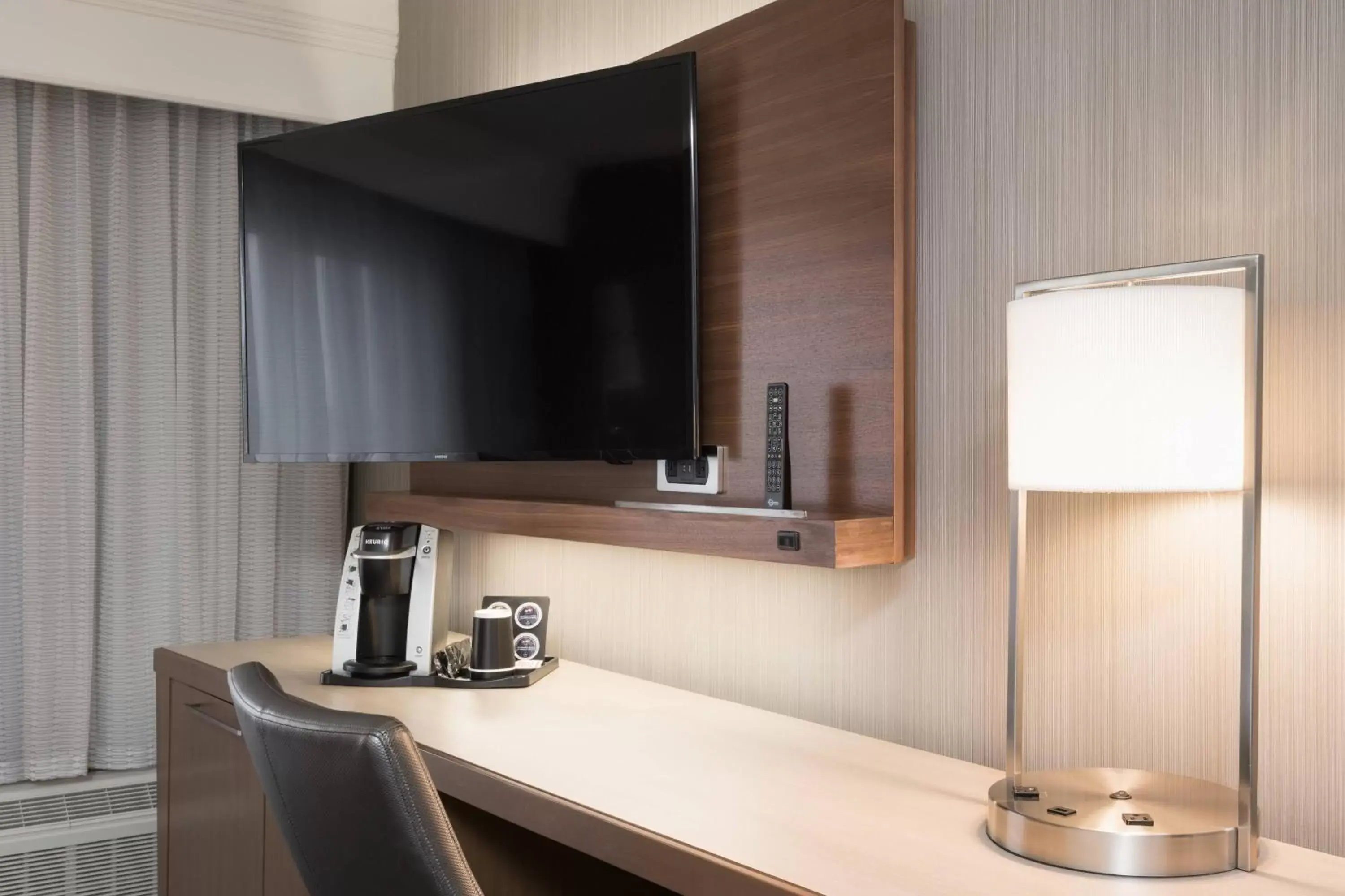 Photo of the whole room, TV/Entertainment Center in Courtyard by Marriott Toronto Vaughan