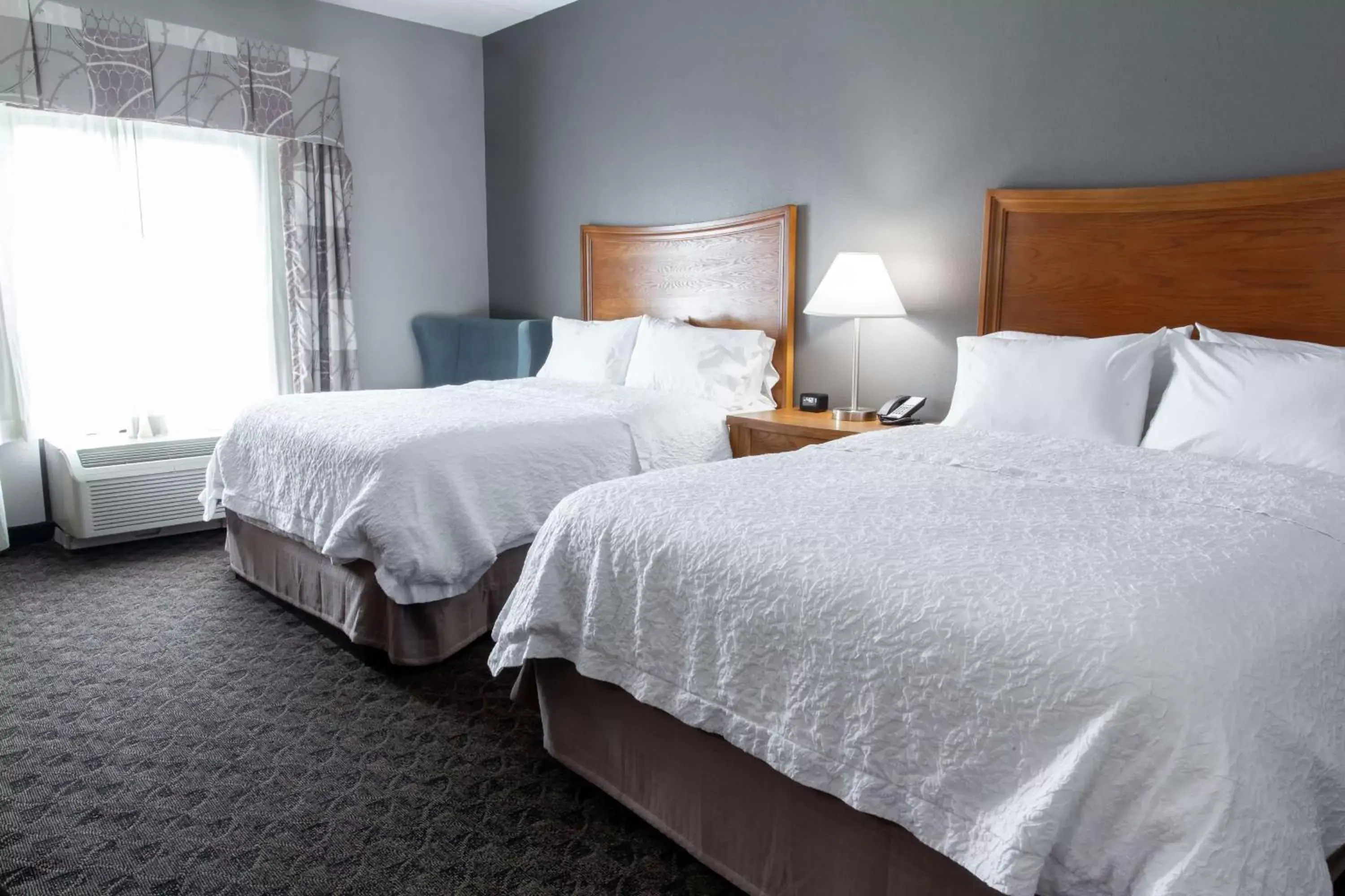 Bed in Hampton Inn & Suites Chesapeake-Square Mall