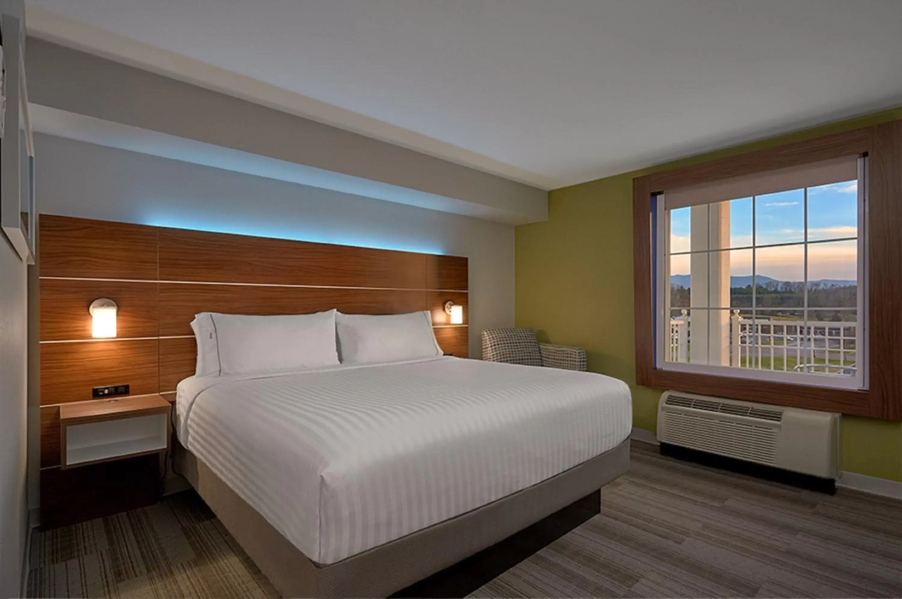 Photo of the whole room, Bed in Holiday Inn Express Pigeon Forge – Sevierville, an IHG Hotel