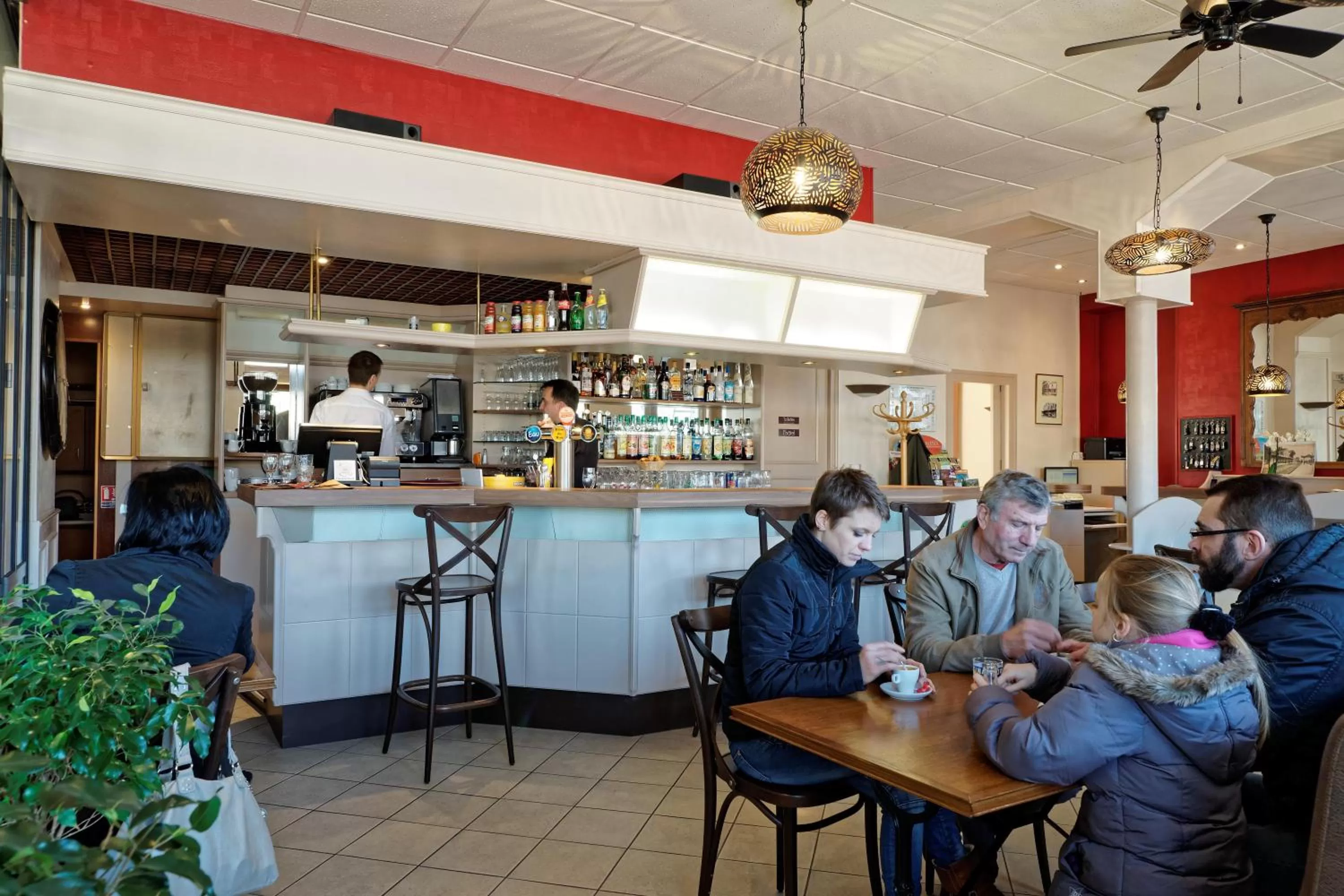 Lounge or bar in Contact Hôtel du Commerce et son restaurant Côte à Côte