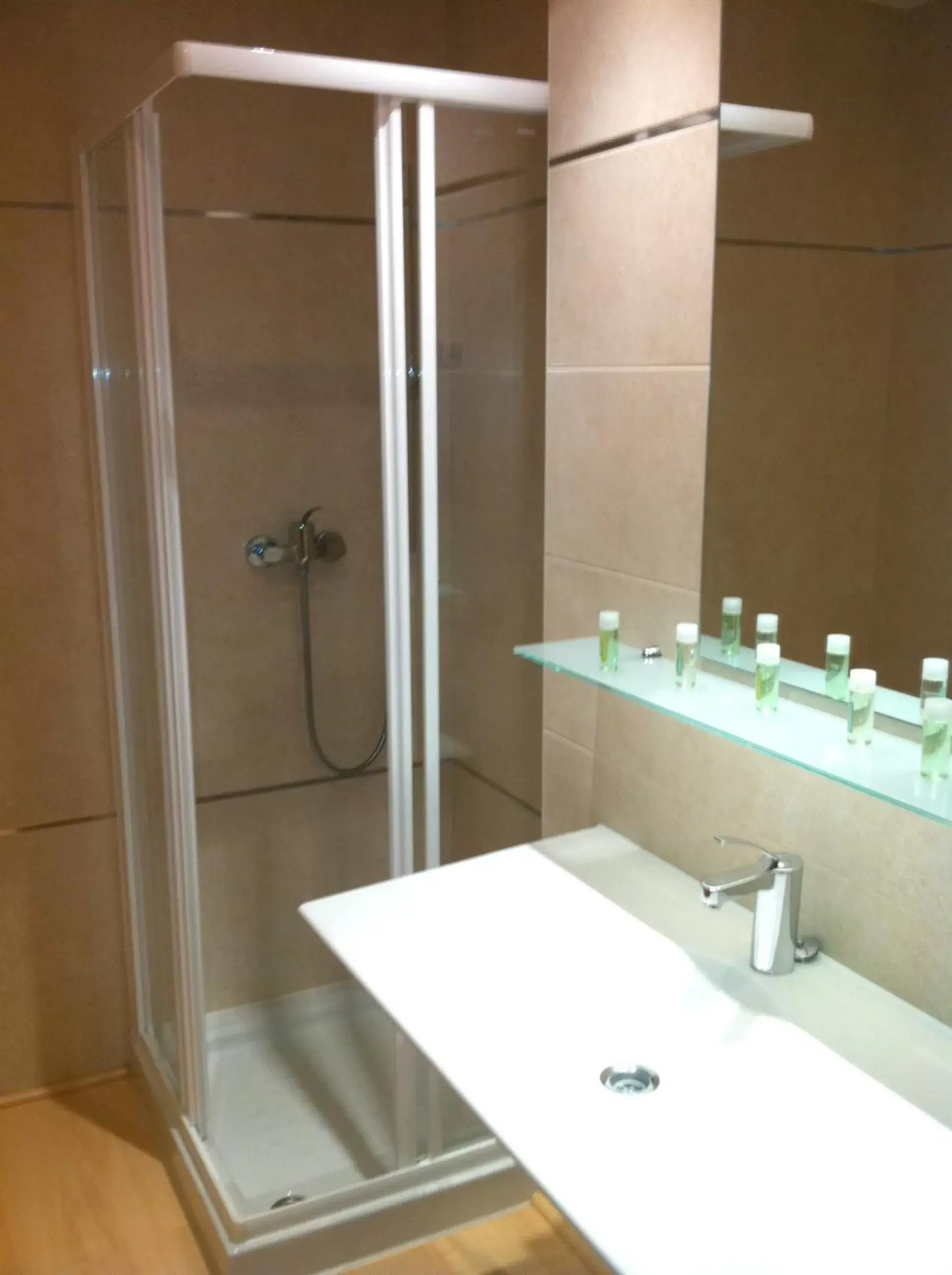 Bathroom in Hotel-Apartamentos Tartesos
