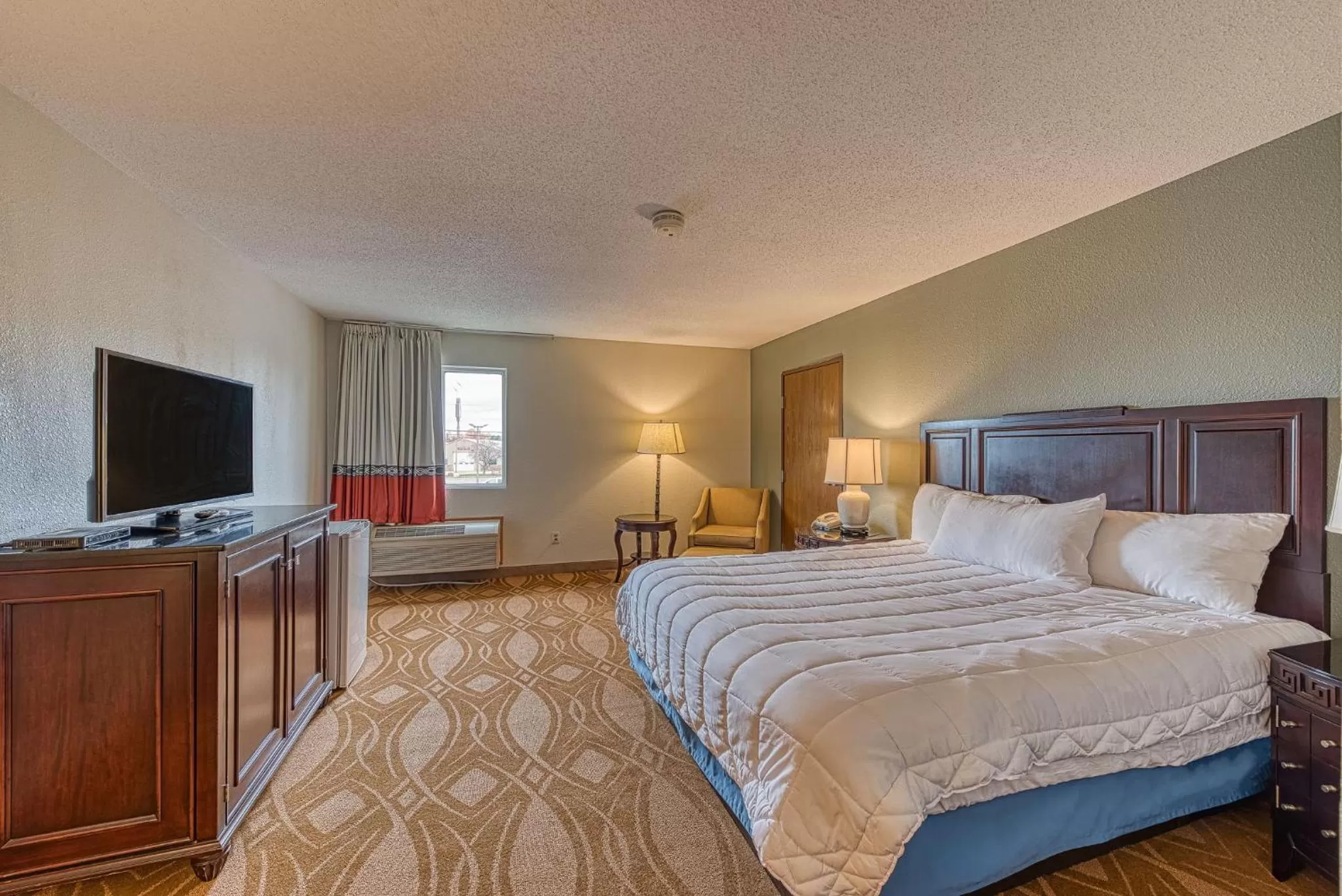 Bed in American Inn & suites