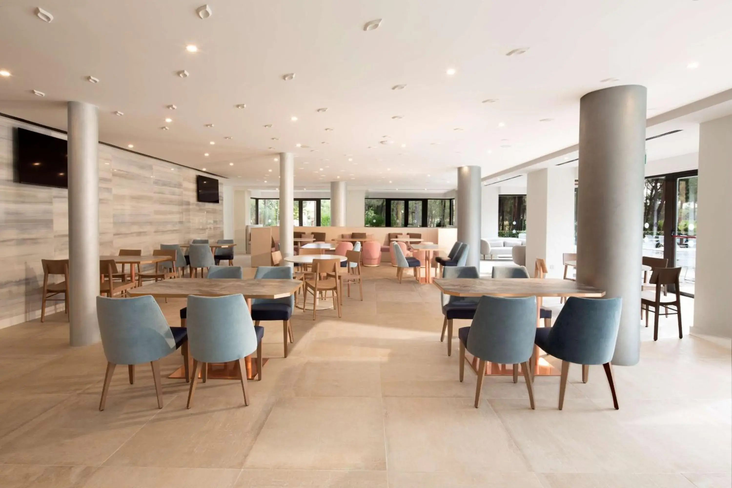 Lounge or bar, Restaurant/Places to Eat in DoubleTree by Hilton Islantilla Beach Golf Resort