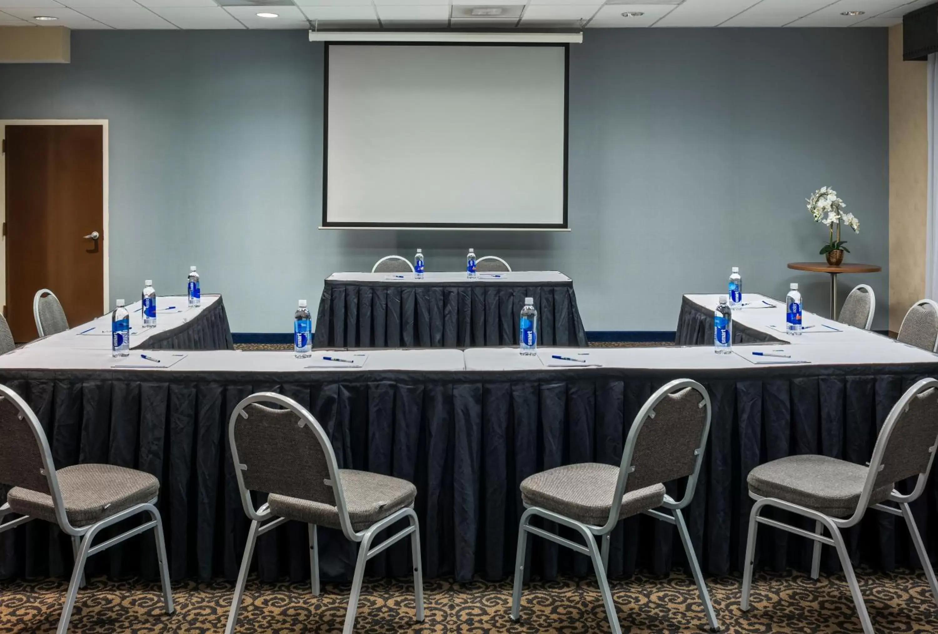 Meeting/conference room in Holiday Inn Express & Suites Laurel Lakes, an IHG Hotel