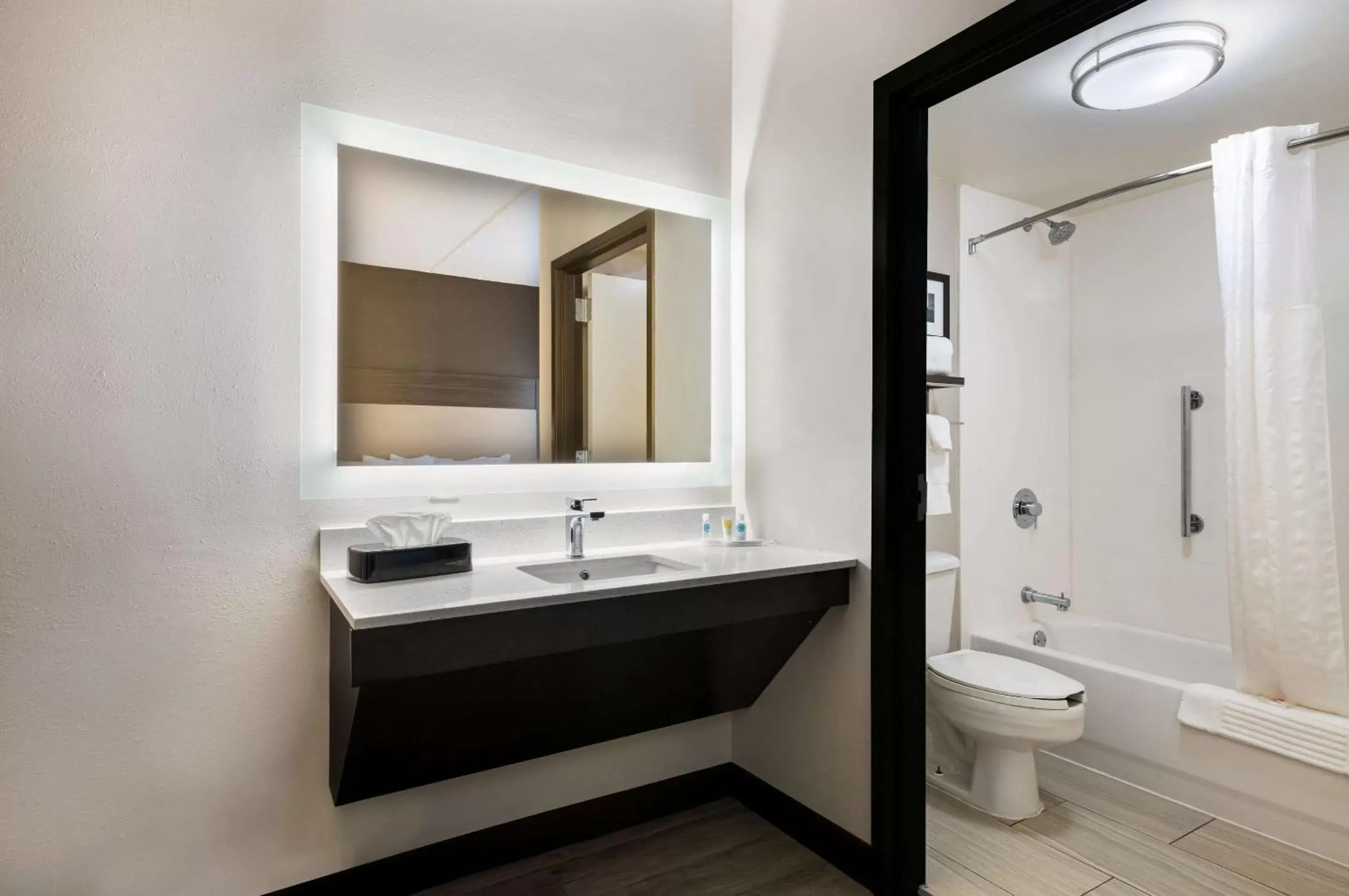 Bedroom, Bathroom in Comfort Suites Northlake
