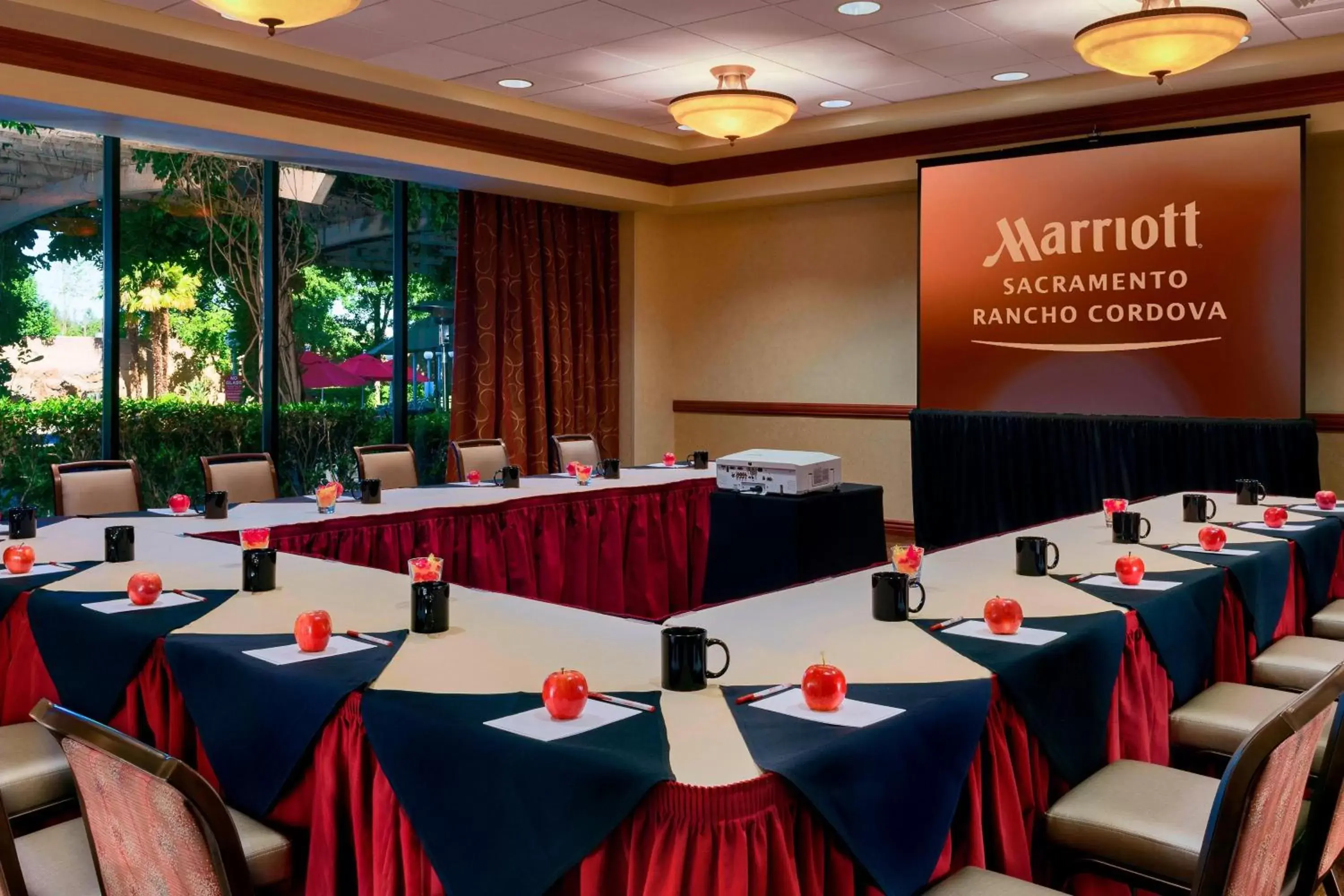 Meeting/conference room, Restaurant/Places to Eat in Sacramento Marriott Rancho Cordova