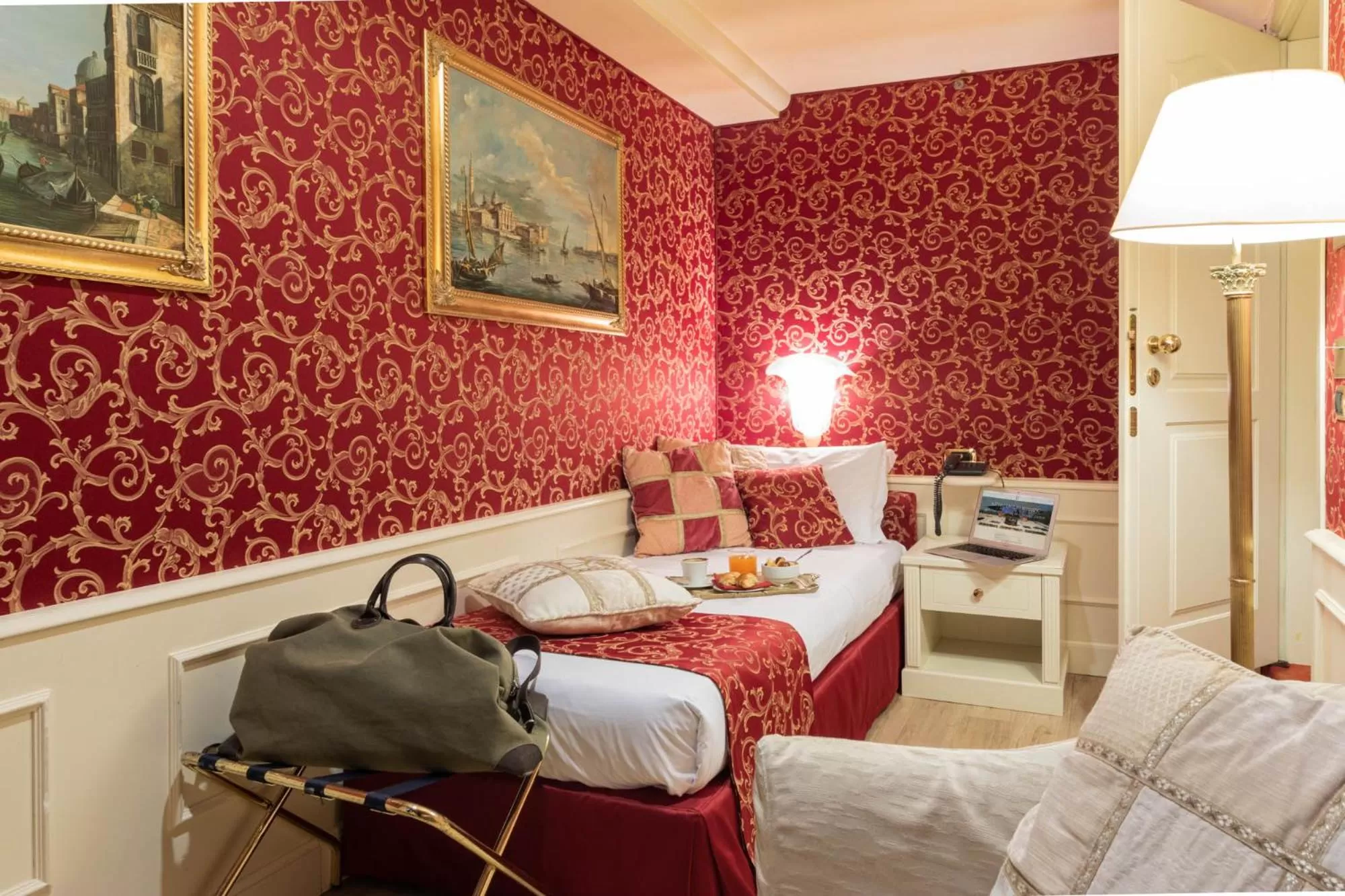 Photo of the whole room, Bed in Duodo Palace Hotel