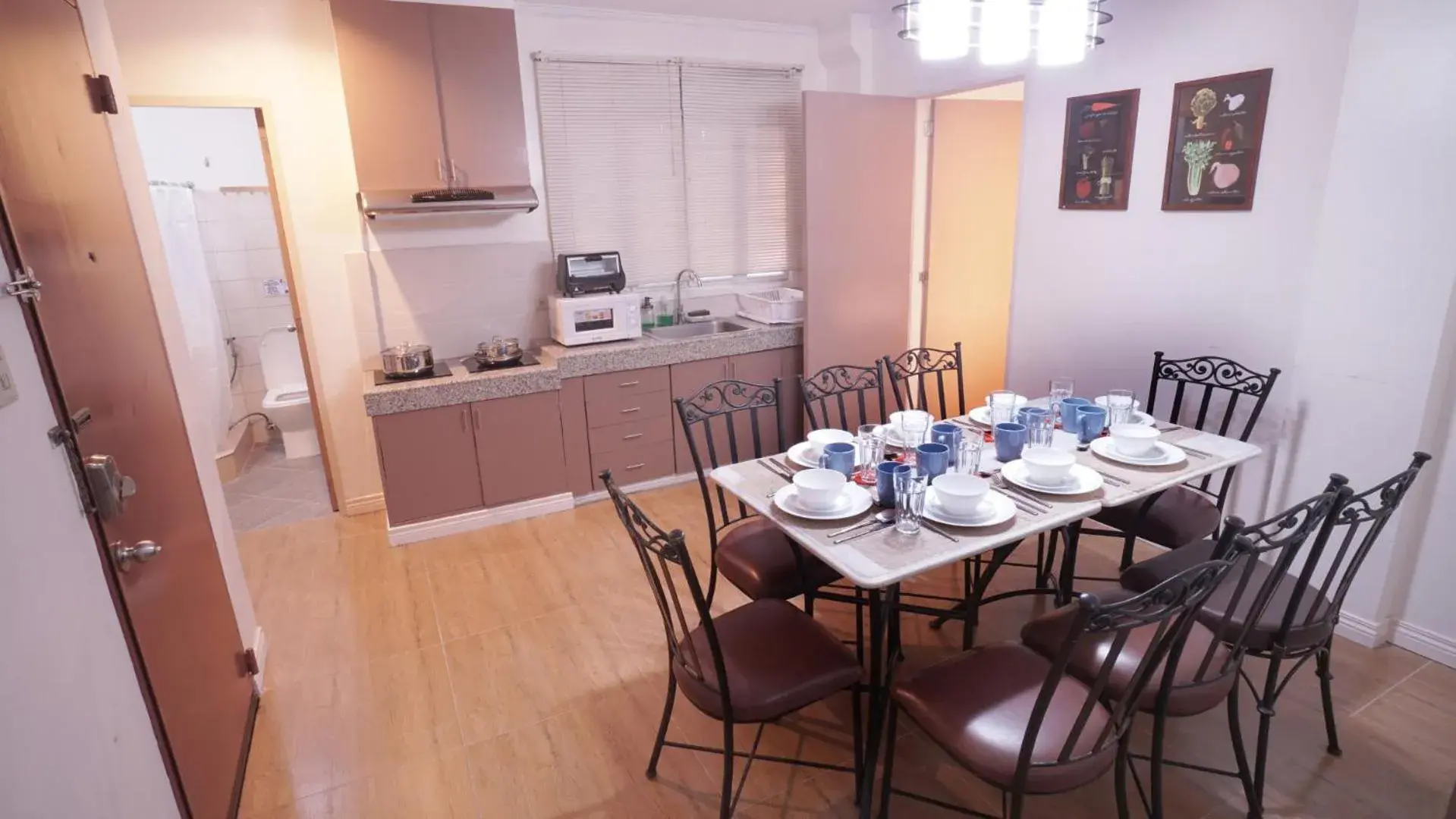 Kitchen or kitchenette, Dining Area in 1775 Adriatico Suites