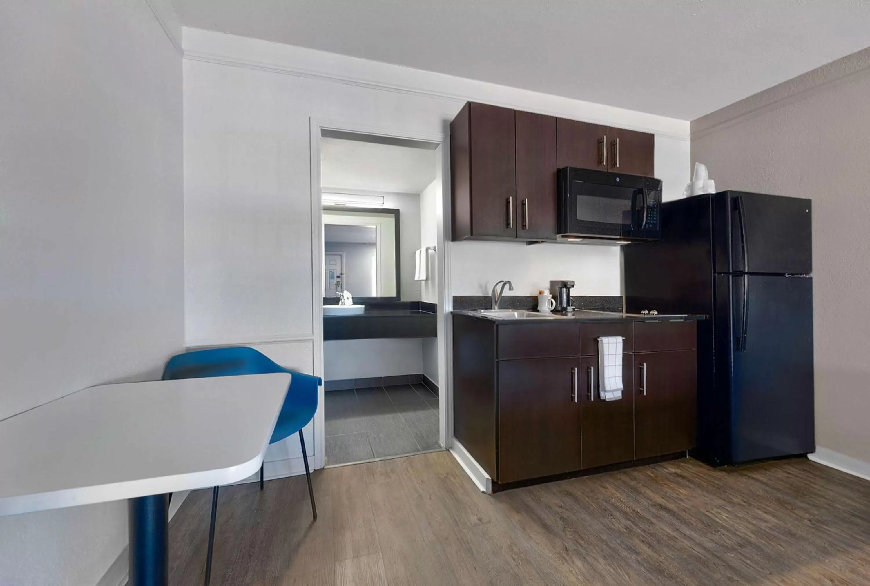 Photo of the whole room in Studio 6-Denton, TX - UNT