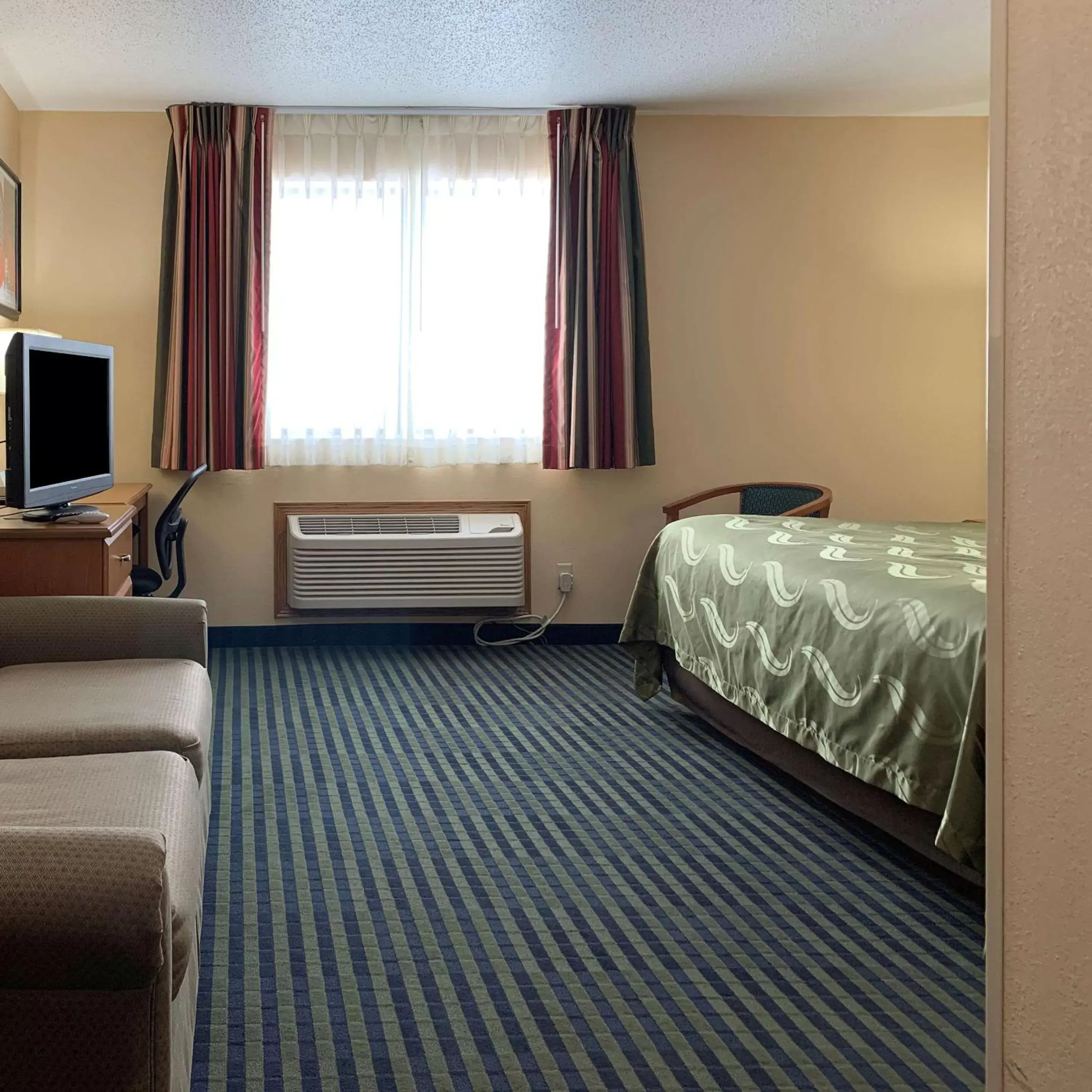 Photo of the whole room, Bed in Quality Inn Ottawa near Starved Rock State Park