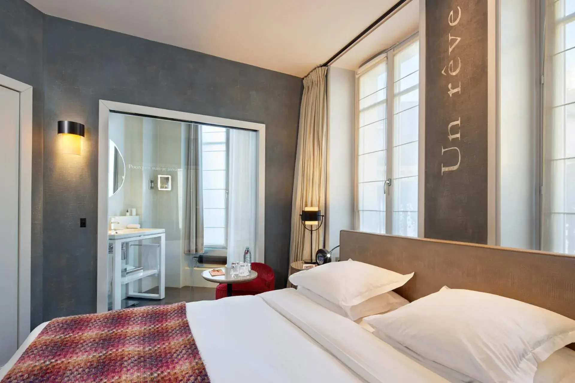 Bedroom, Bed in Le Pavillon Des Lettres