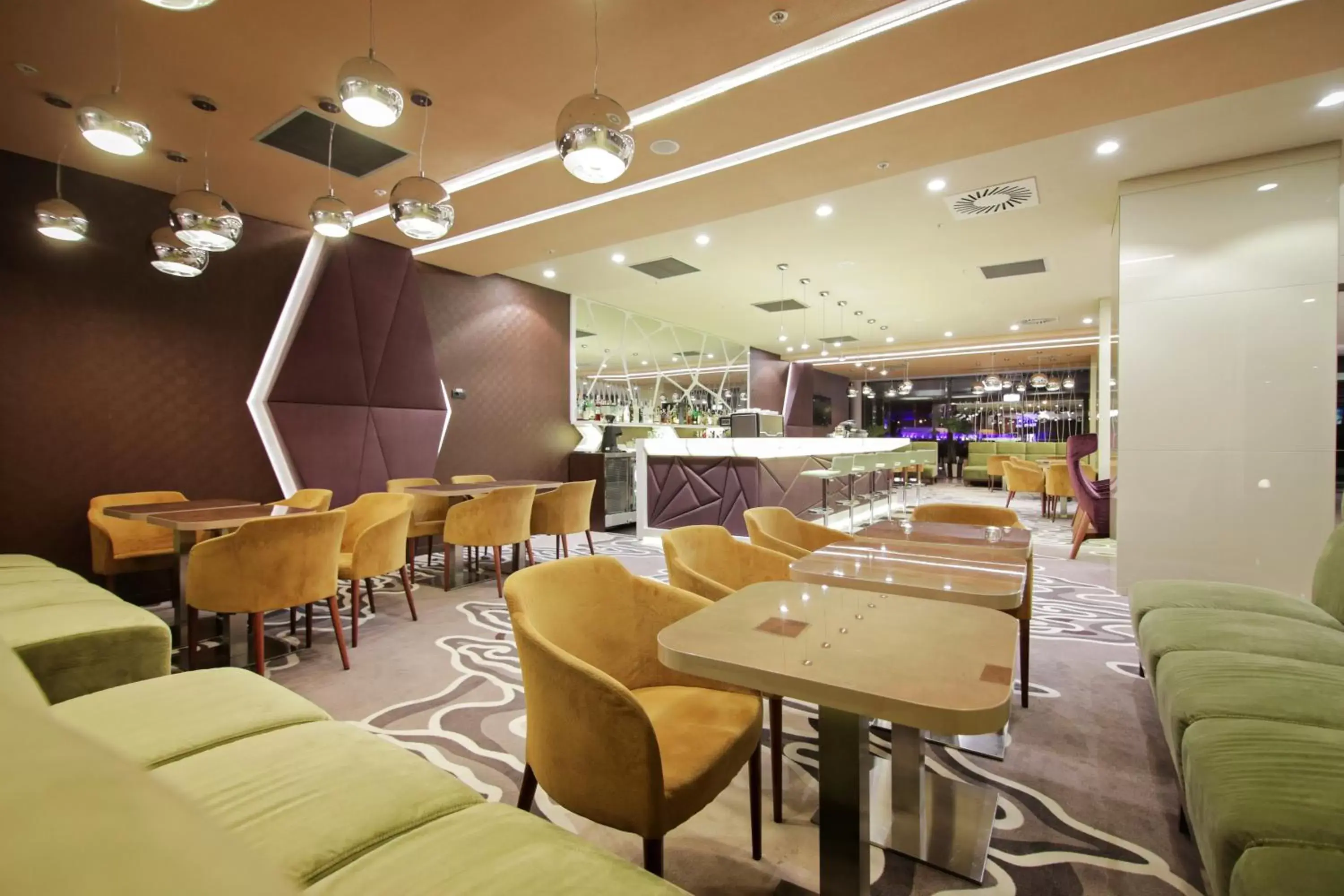 Lounge or bar, Restaurant/Places to Eat in Ramada Plaza Craiova