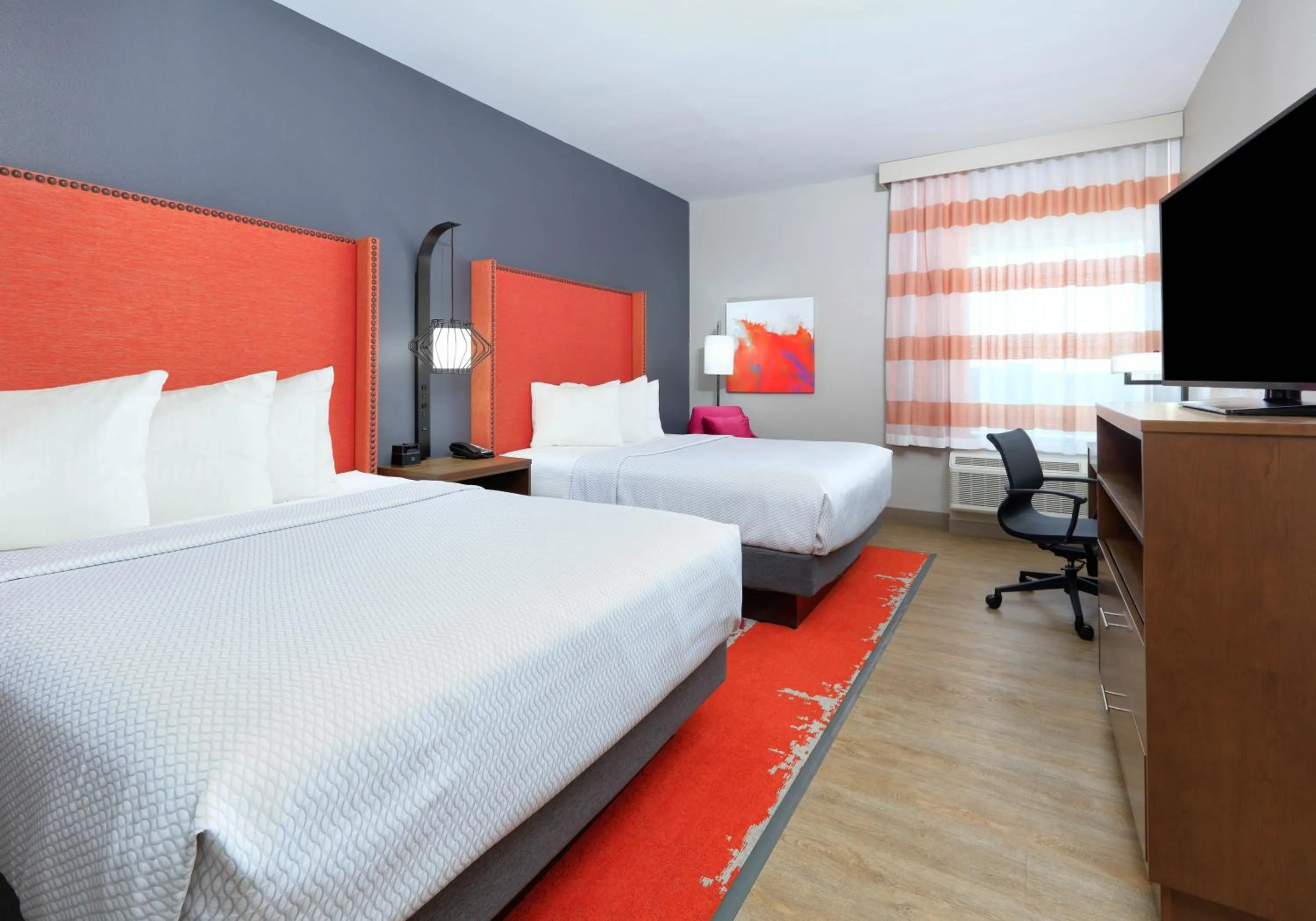 Bed in La Quinta Inn & Suites by Wyndham Lakeway