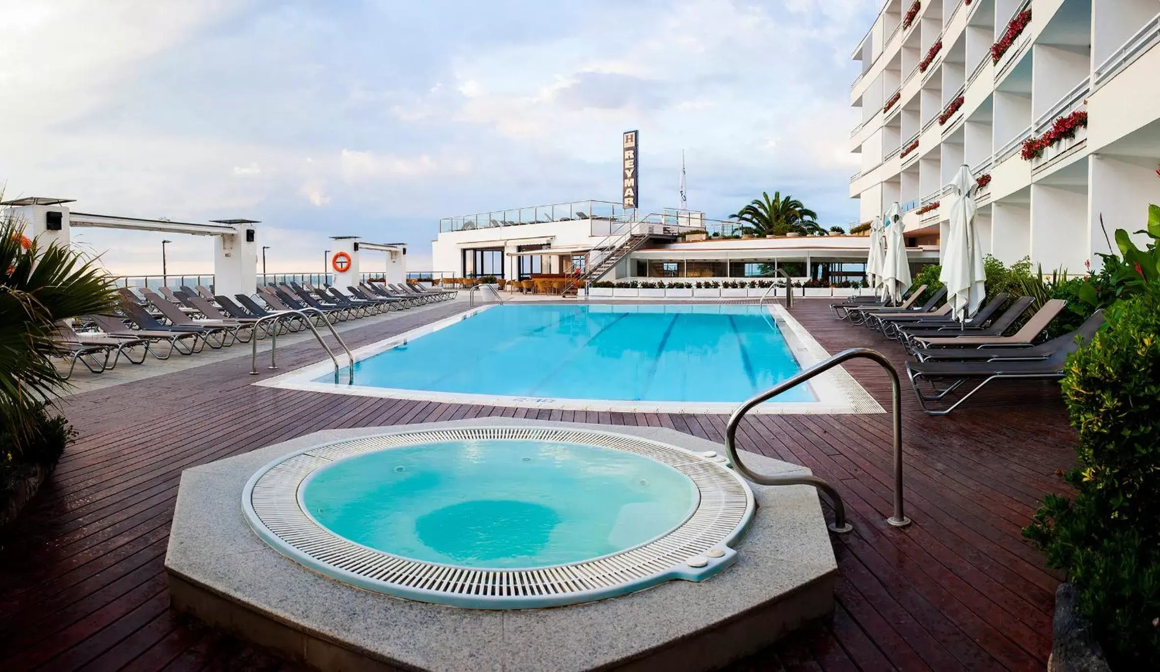 Facade/entrance, Swimming Pool in Gran Hotel Reymar
