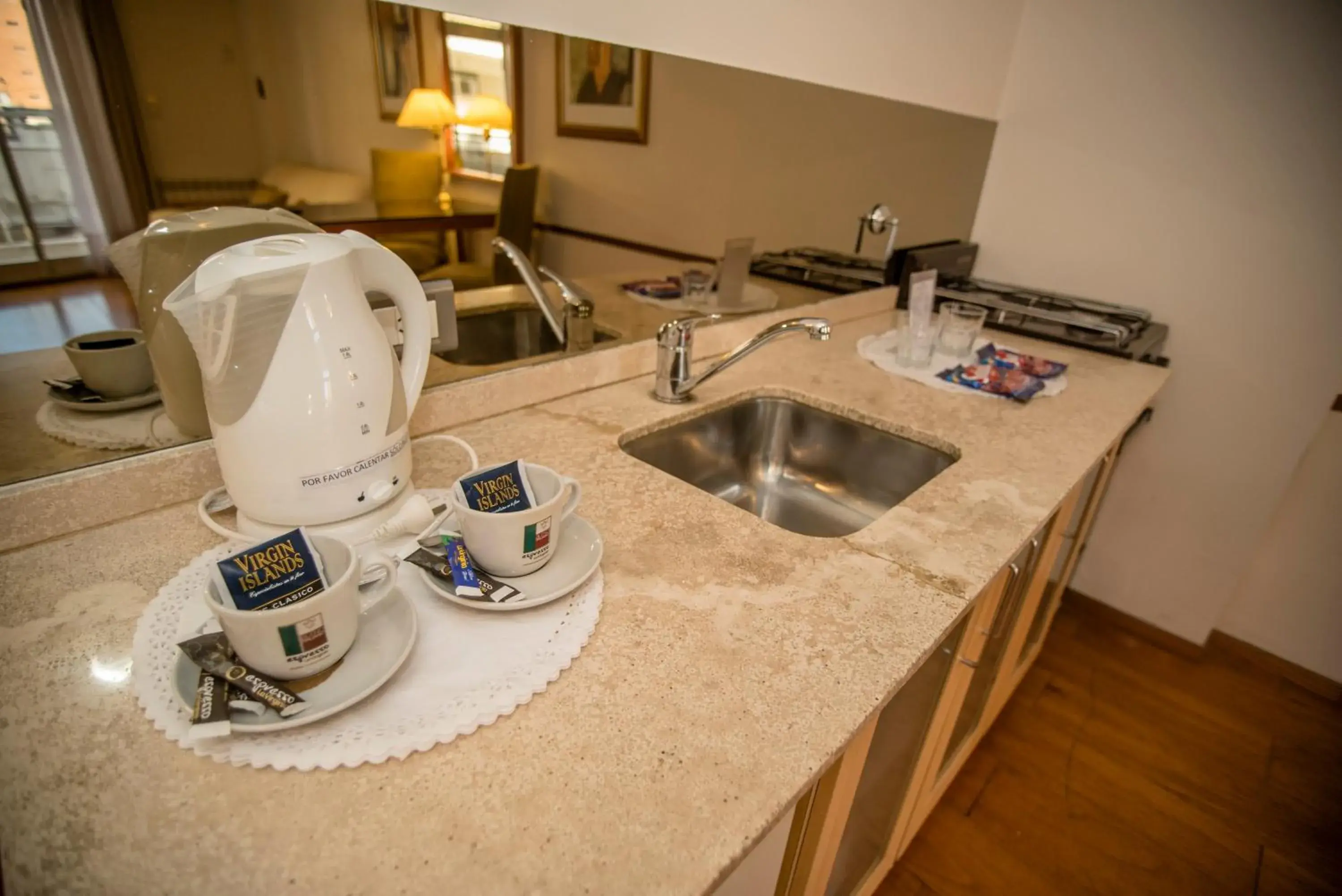 Coffee/tea facilities, Kitchen/Kitchenette in Howard Johnson Hotel Rosario