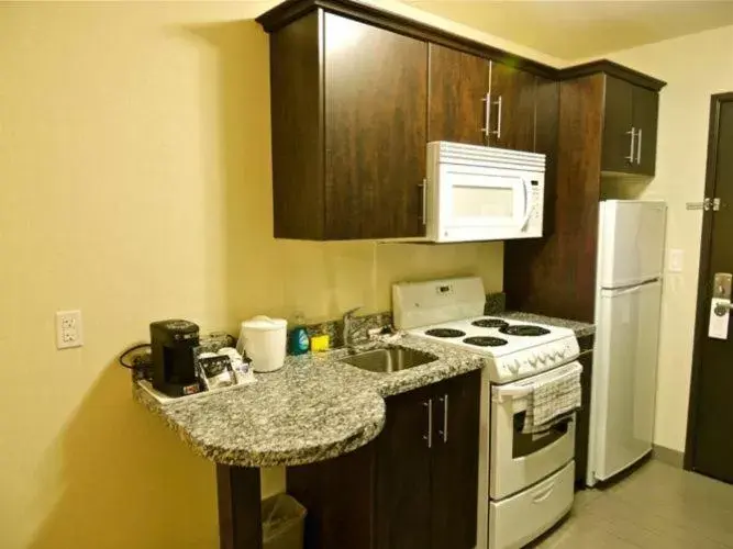 Kitchen or kitchenette, Kitchen/Kitchenette in Western Star Inn and Suites Carlyle