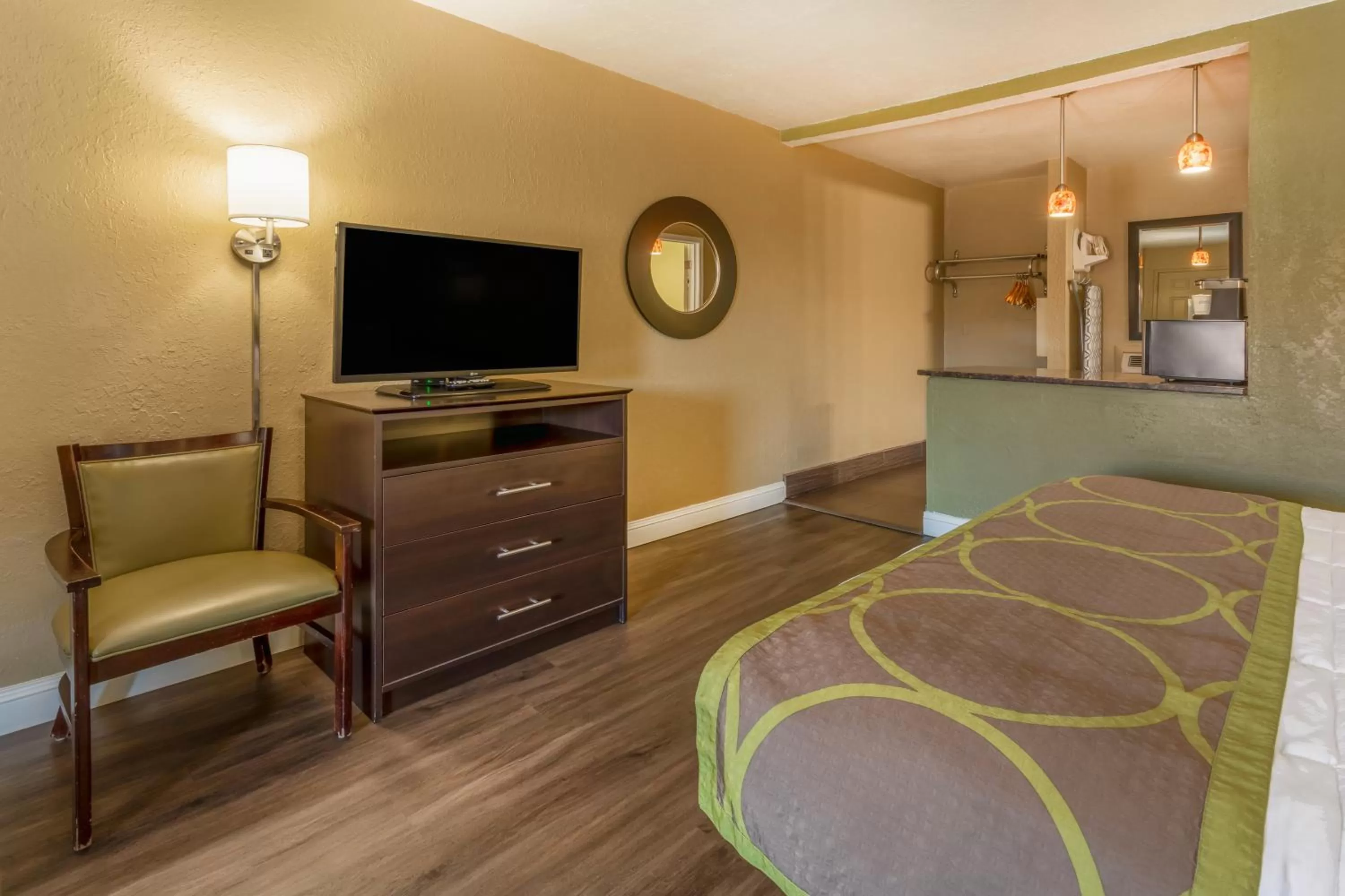 TV and multimedia, Bed in Super 8 by Wyndham NAU/Downtown Conference Center