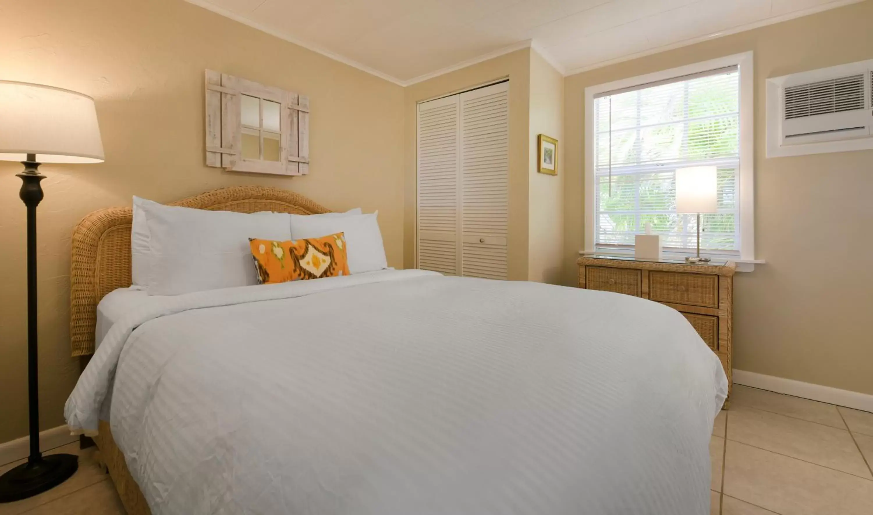 Bedroom, Bed in Pines & Palms Resort