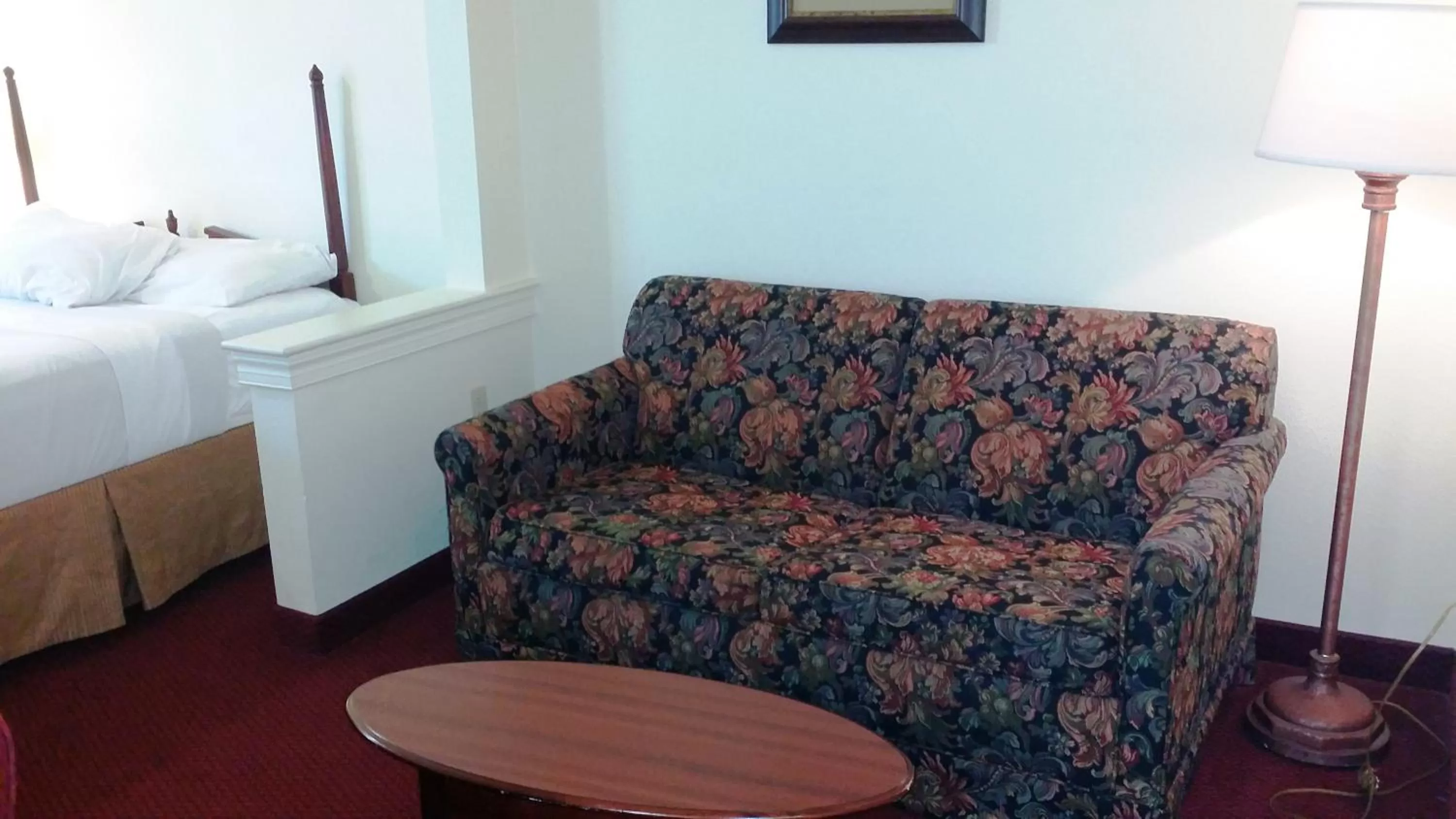 Seating area, Bed in Opal Hotel & Suites