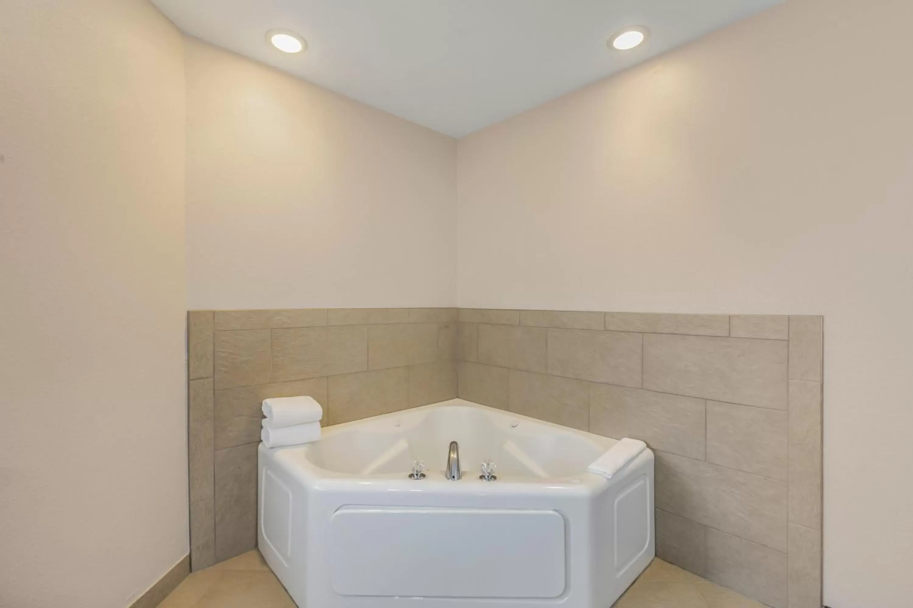 Bath, Bathroom in Country Inn & Suites by Radisson, Elk Grove Village/Itasca