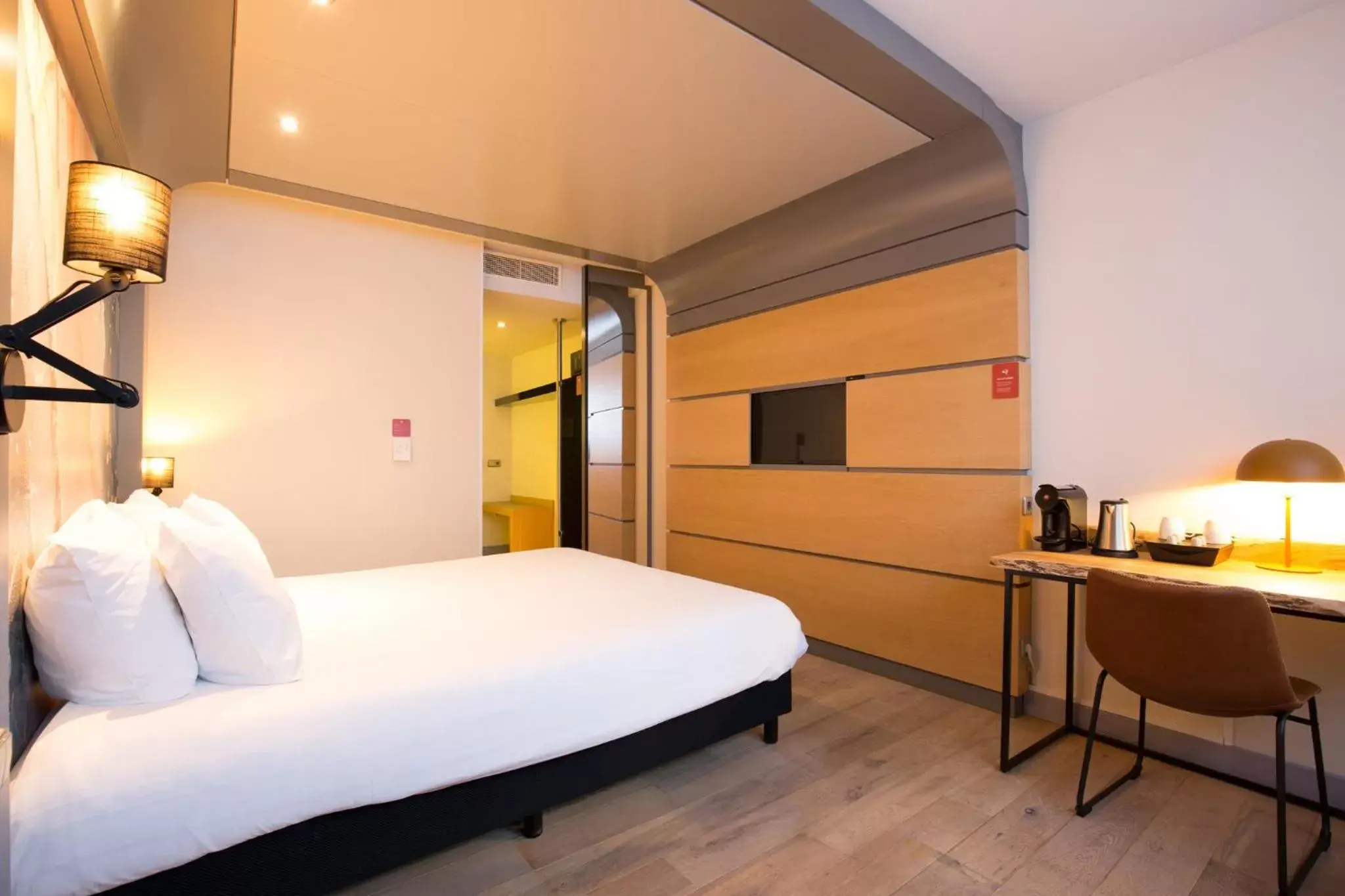 Photo of the whole room, Bed in Leonardo Hotel Almere City Center