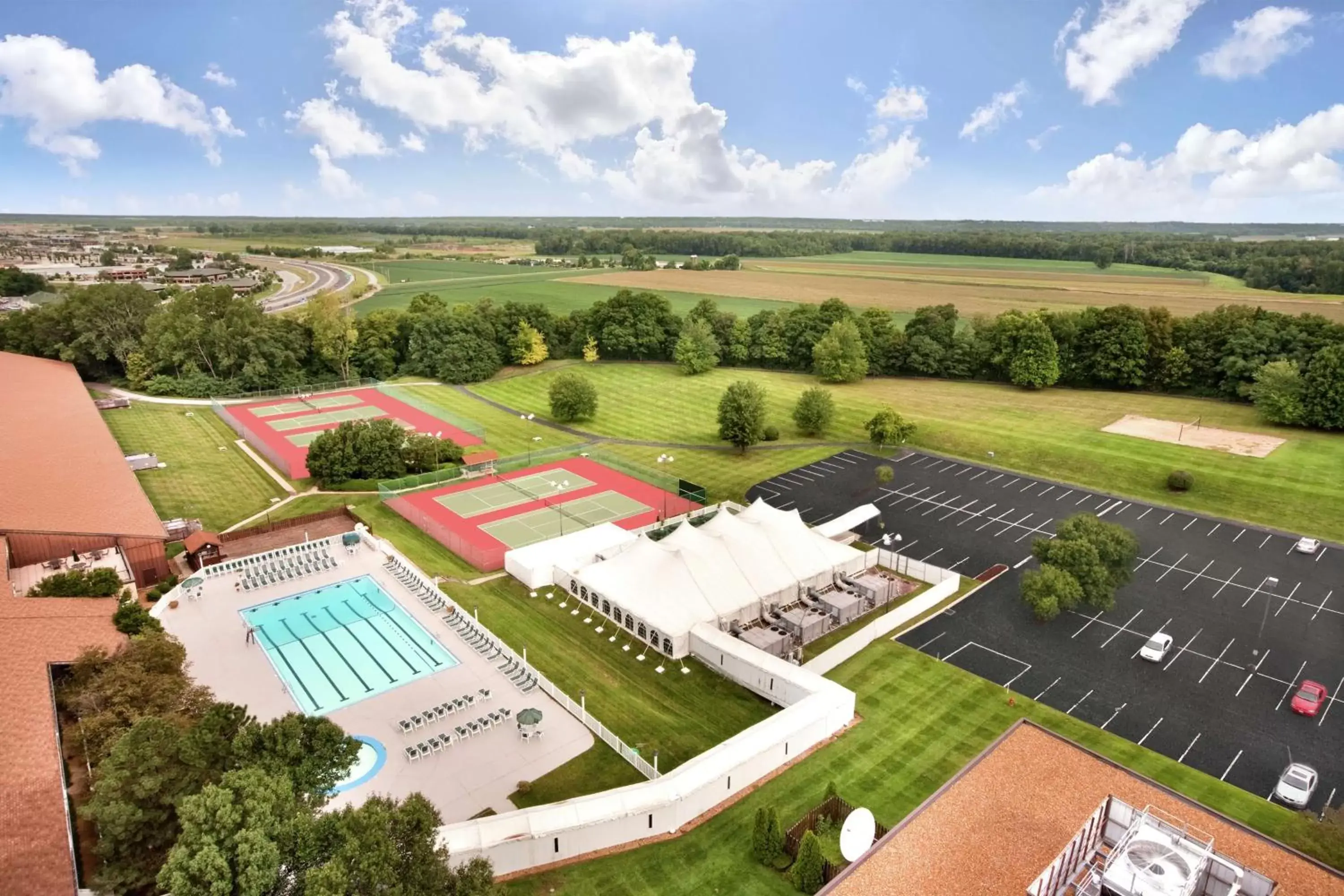 Pool view, Bird's-eye View in DoubleTree by Hilton Hotel St. Louis - Chesterfield