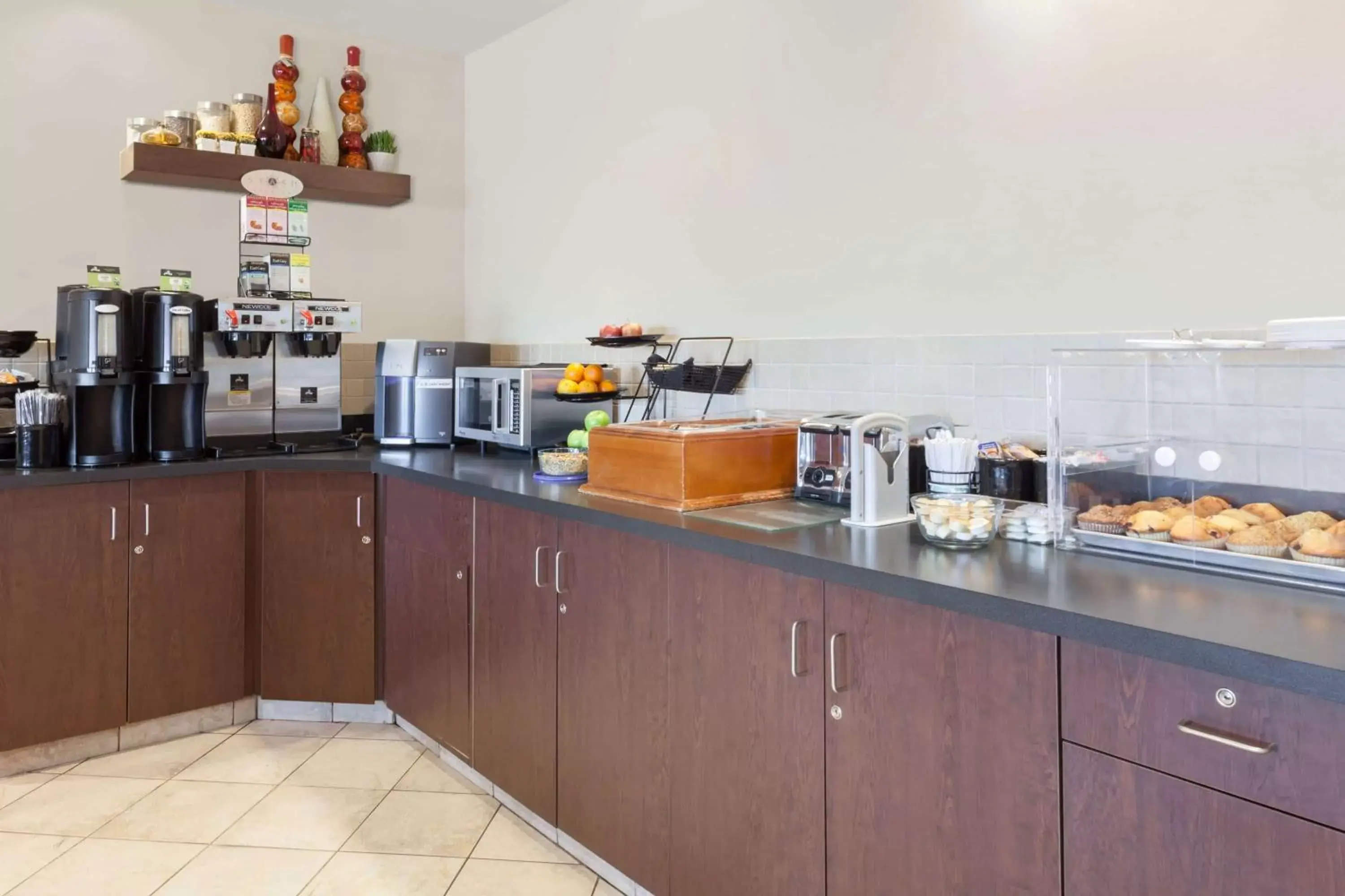 Restaurant/places to eat, Kitchen/Kitchenette in Ramada by Wyndham Weyburn