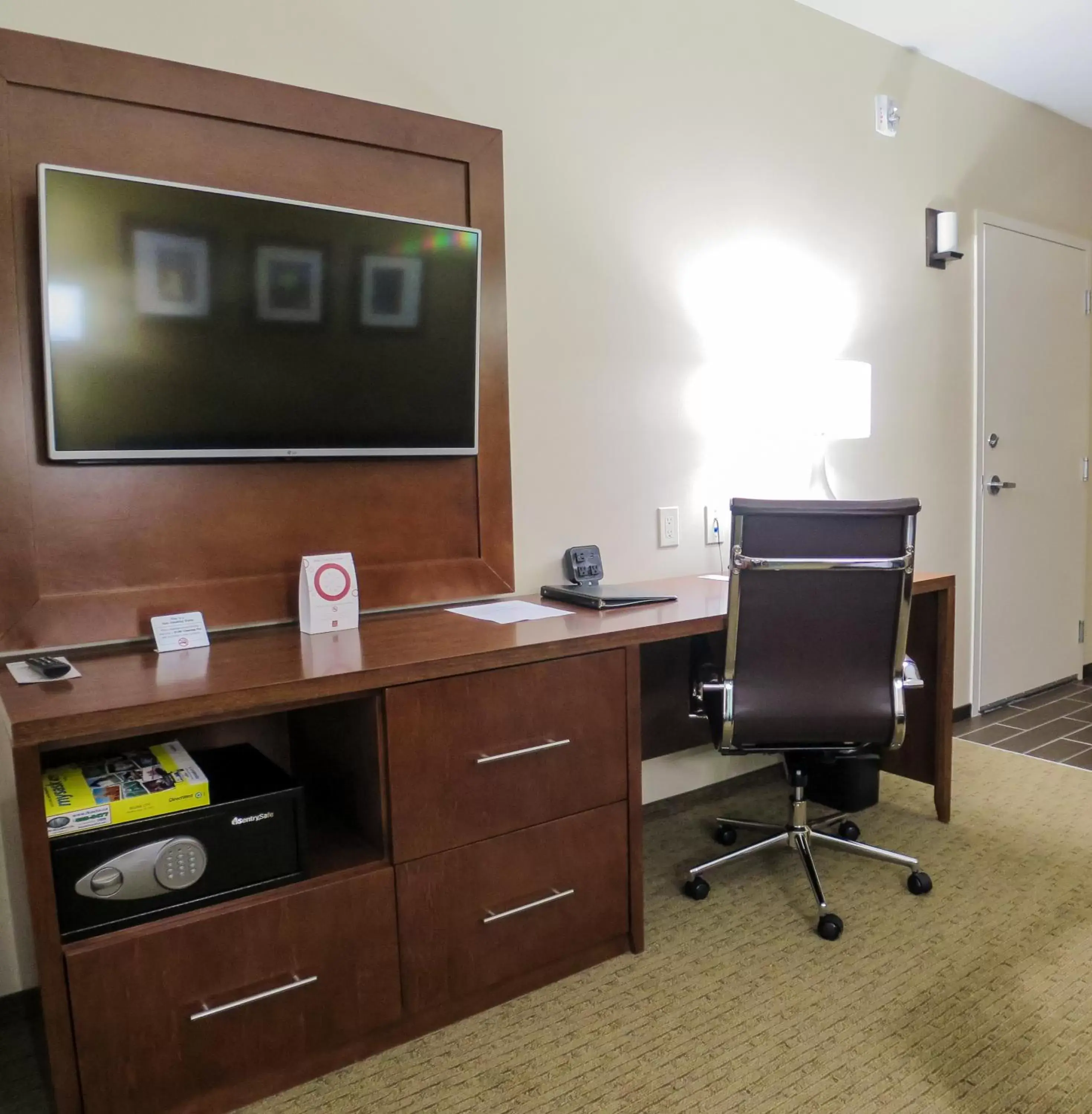 Area and facilities, TV/Entertainment Center in Comfort Suites Regina