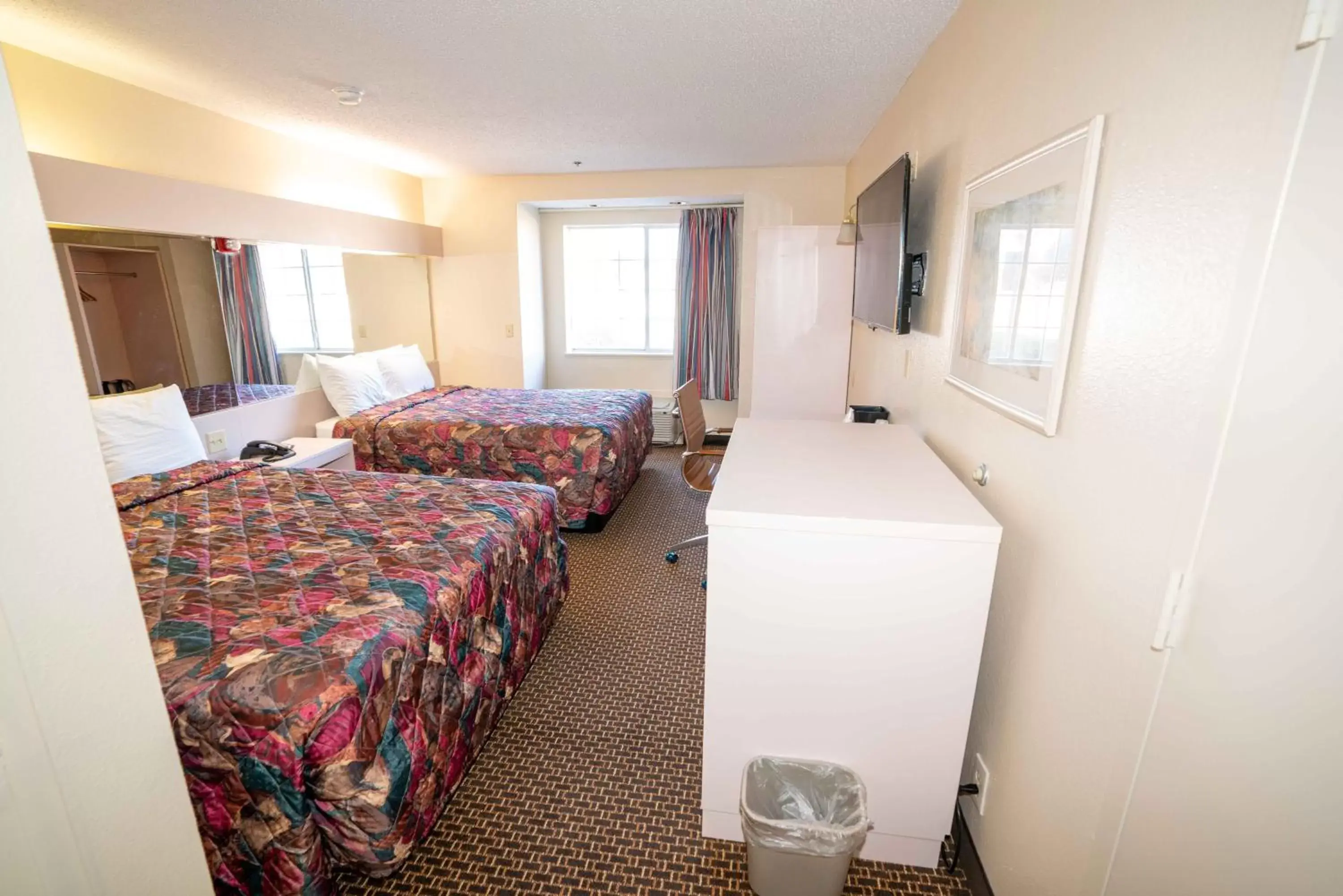 View (from property/room), Bed in Regency Inn & Suites DFW