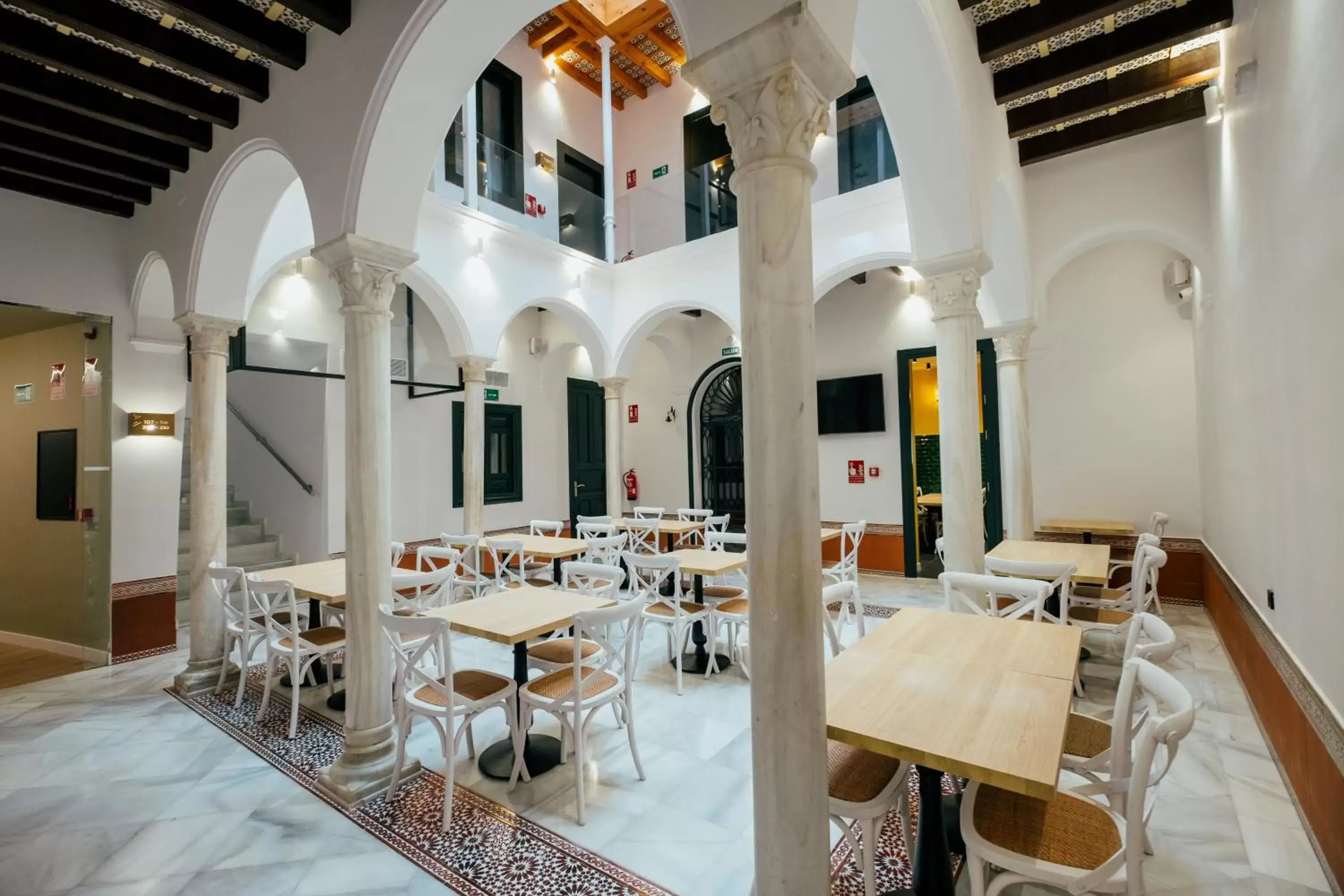 Patio, Restaurant/Places to Eat in Hotel Cetina Sevilla