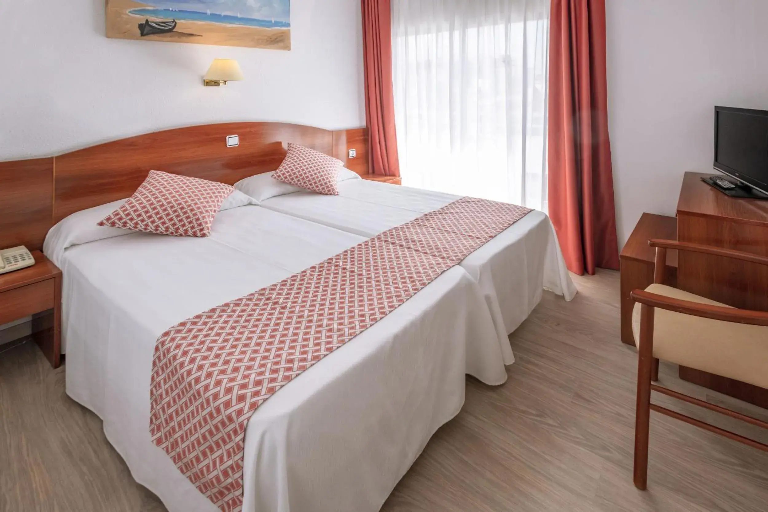 Bed in GHT Balmes, Hotel-Aparthotel&SPLASH