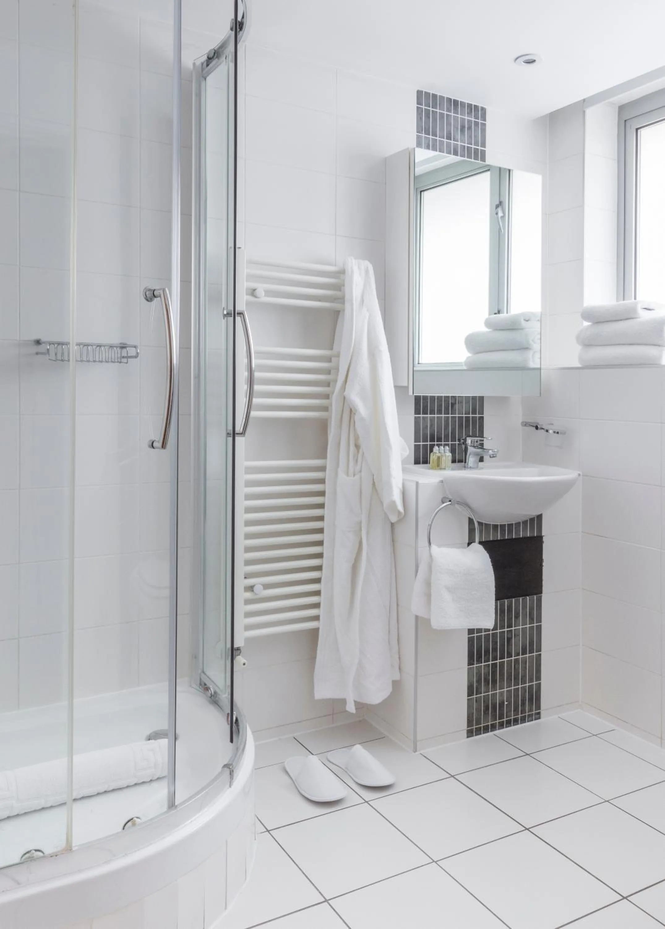 Shower in SACO Holborn – Lamb’s Conduit St