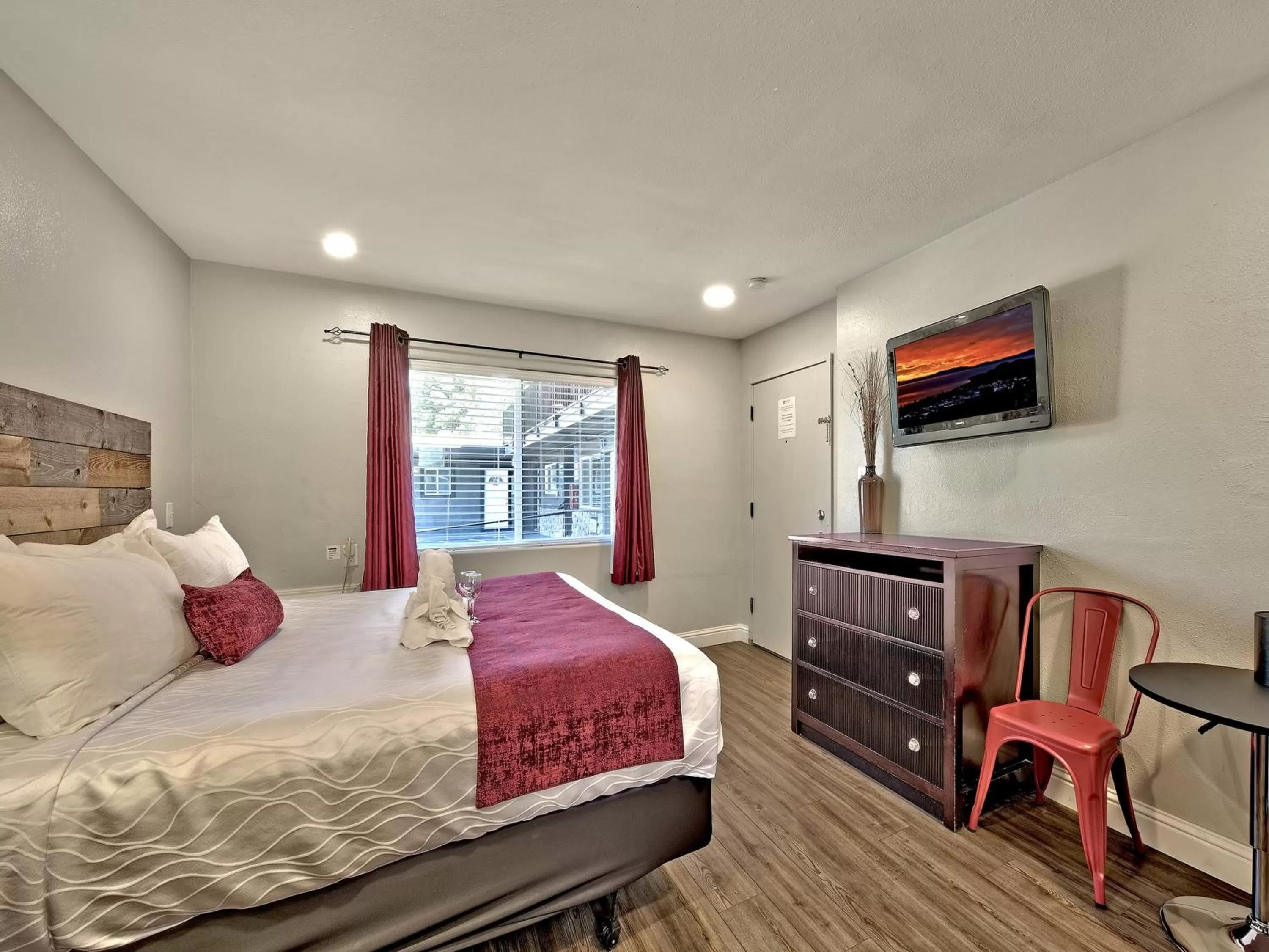 Photo of the whole room, Bed in Secrets Inn Lake Tahoe