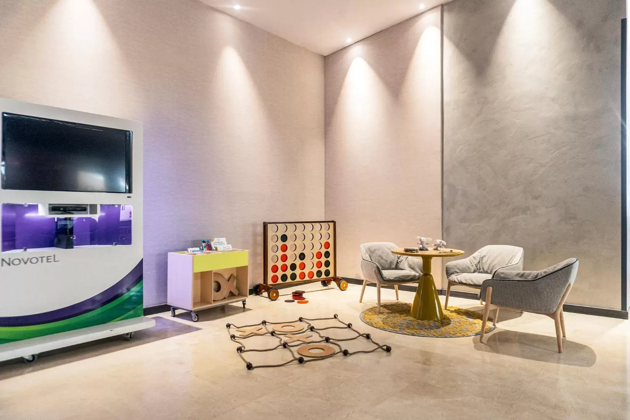 children, TV/Entertainment Center in Hotel Novotel Sevilla