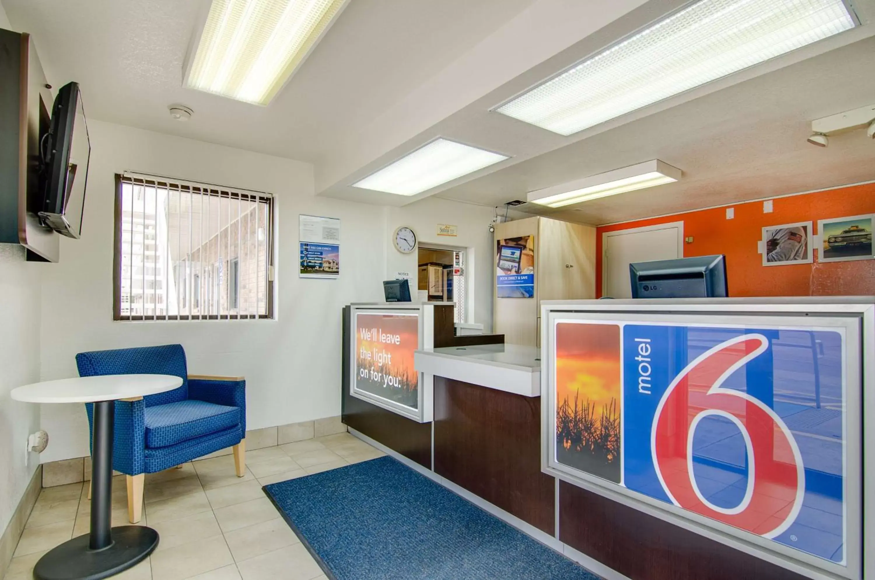 Communal lounge/ TV room, Lobby/Reception in Motel 6-Salina, KS