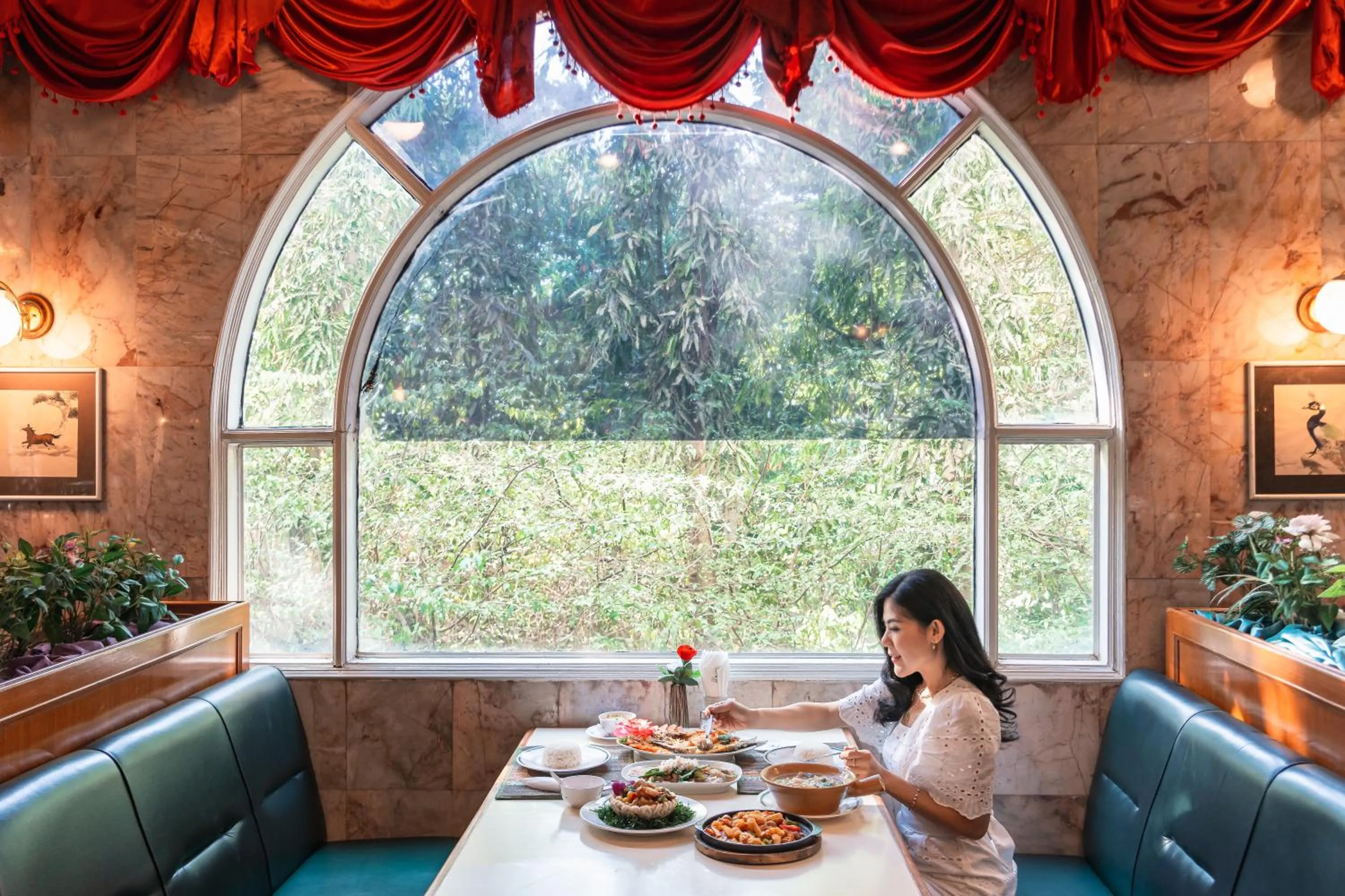 Food and drinks in Elizabeth Hotel