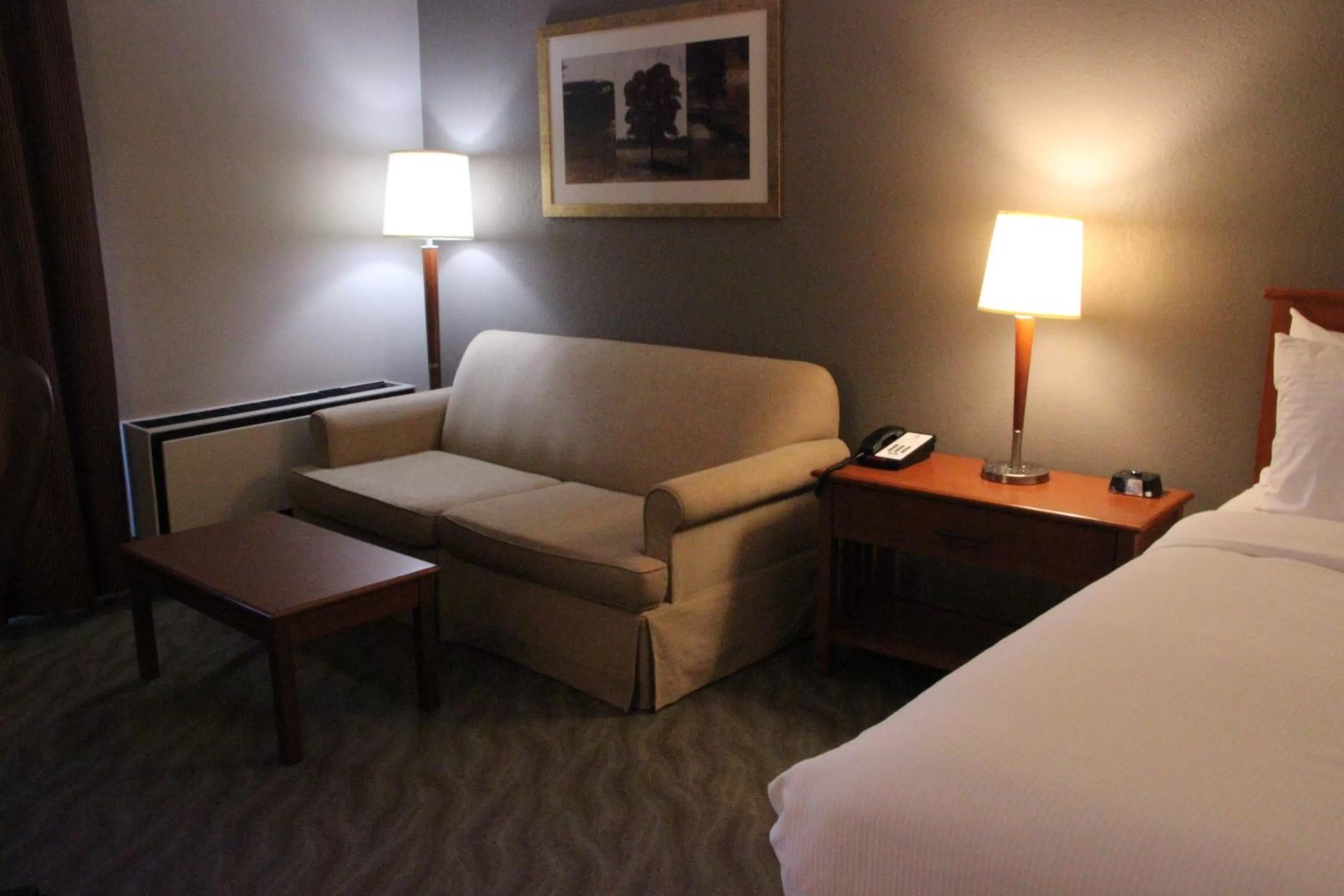 Seating area, Bed in Best Western North Bay Hotel & Conference Centre