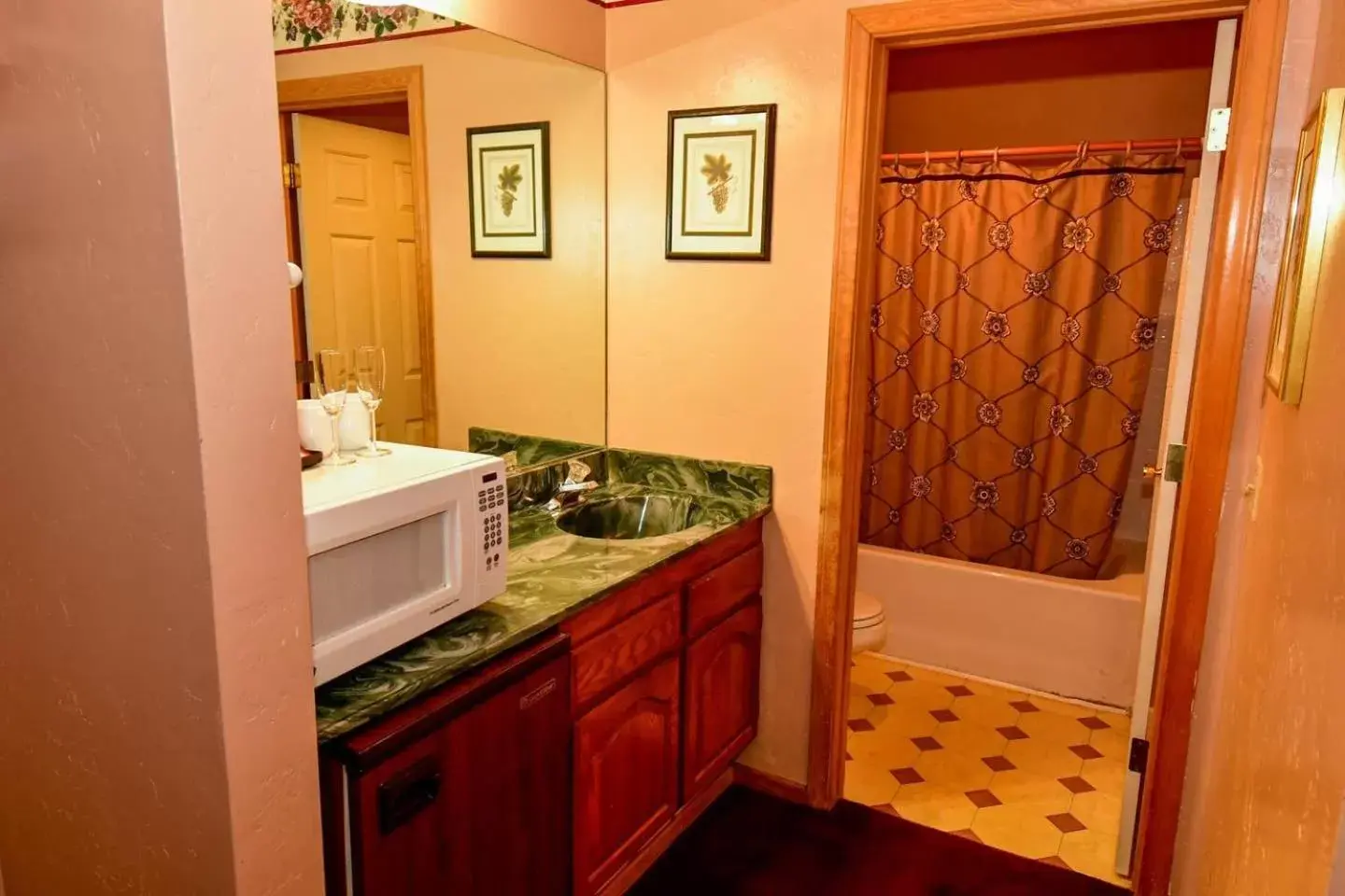 Kitchen/Kitchenette in Black Forest Lodge