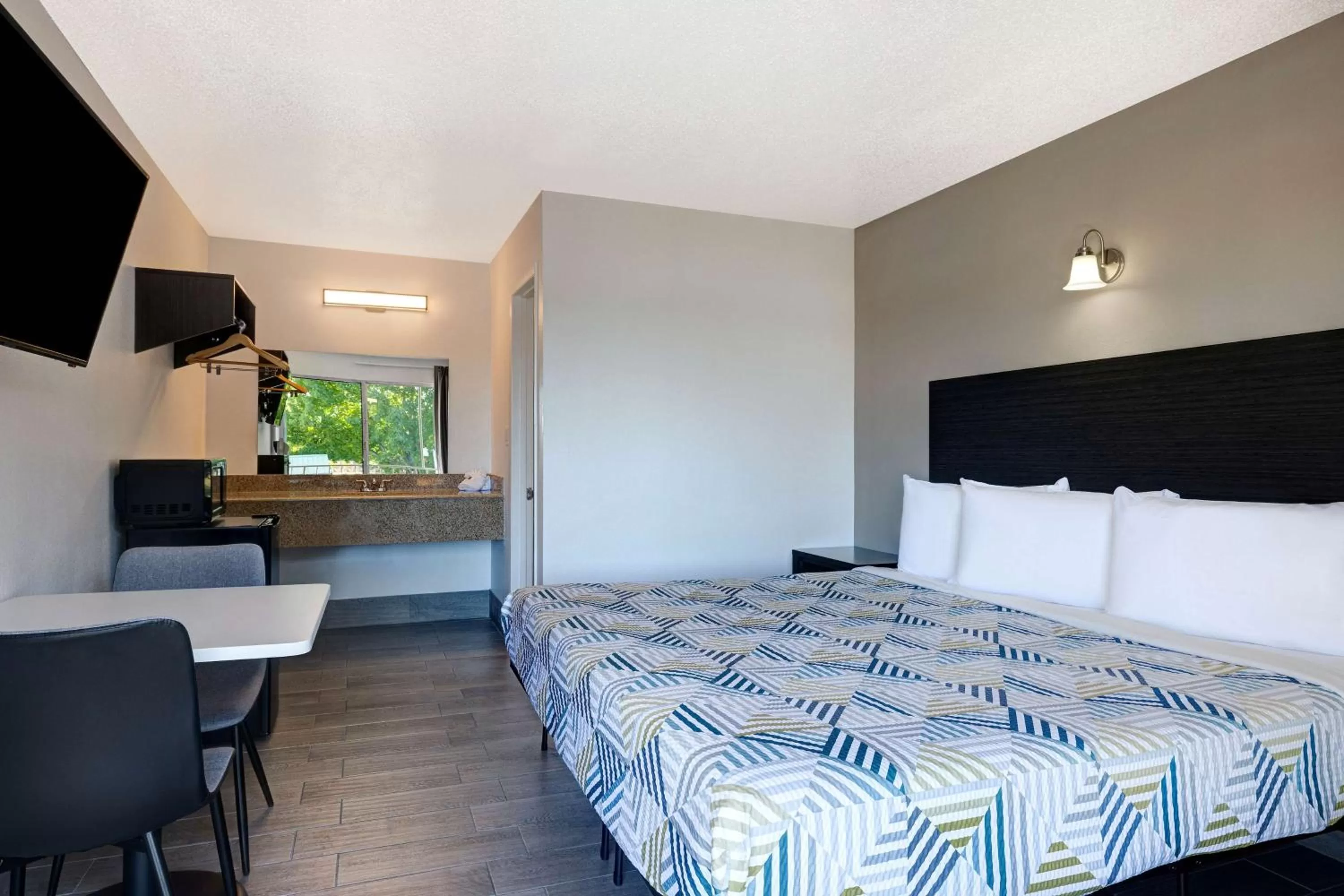 Bedroom, Bed in Crestview Inn