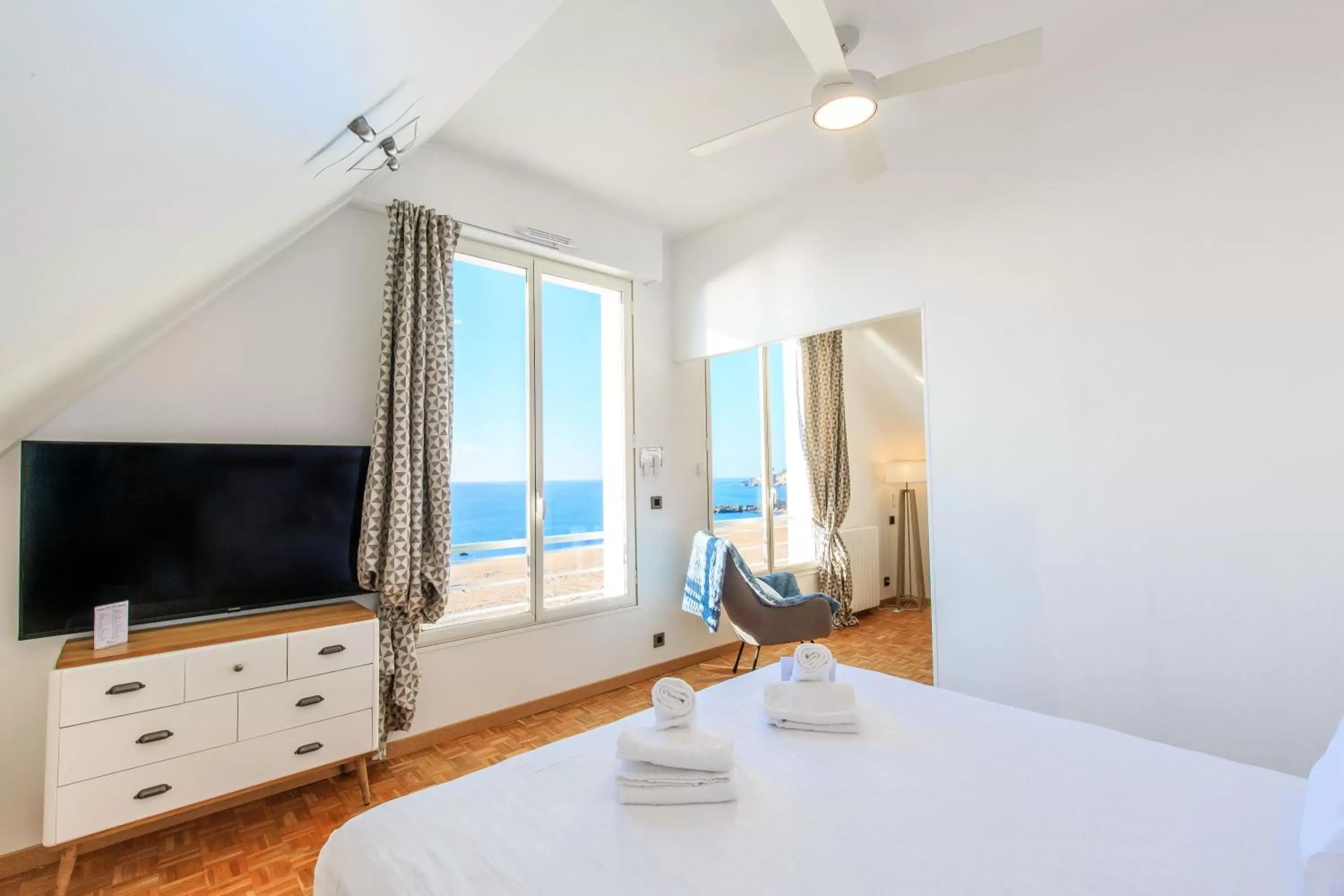 Bedroom, TV/Entertainment Center in Best Western Hotel De La Plage Saint Marc sur Mer