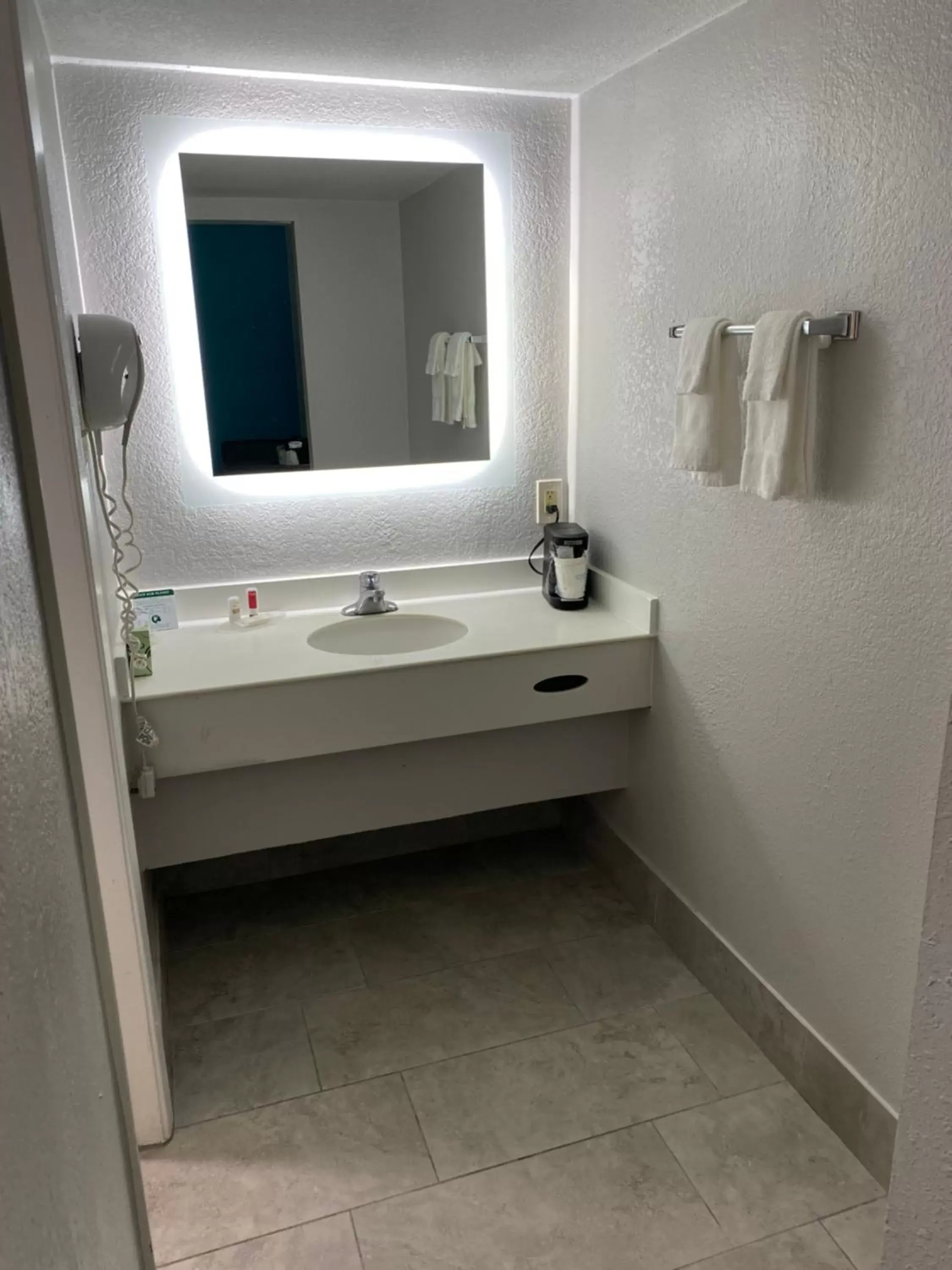 Bathroom in La Quinta Inn by Wyndham Tyler