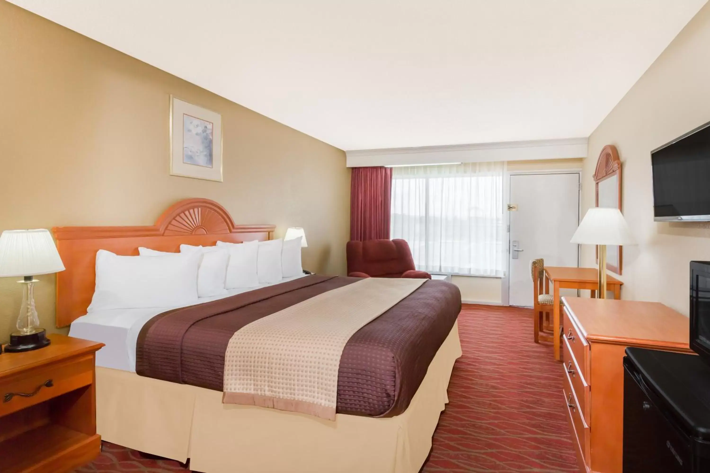 Photo of the whole room, Bed in Days Inn by Wyndham Staunton