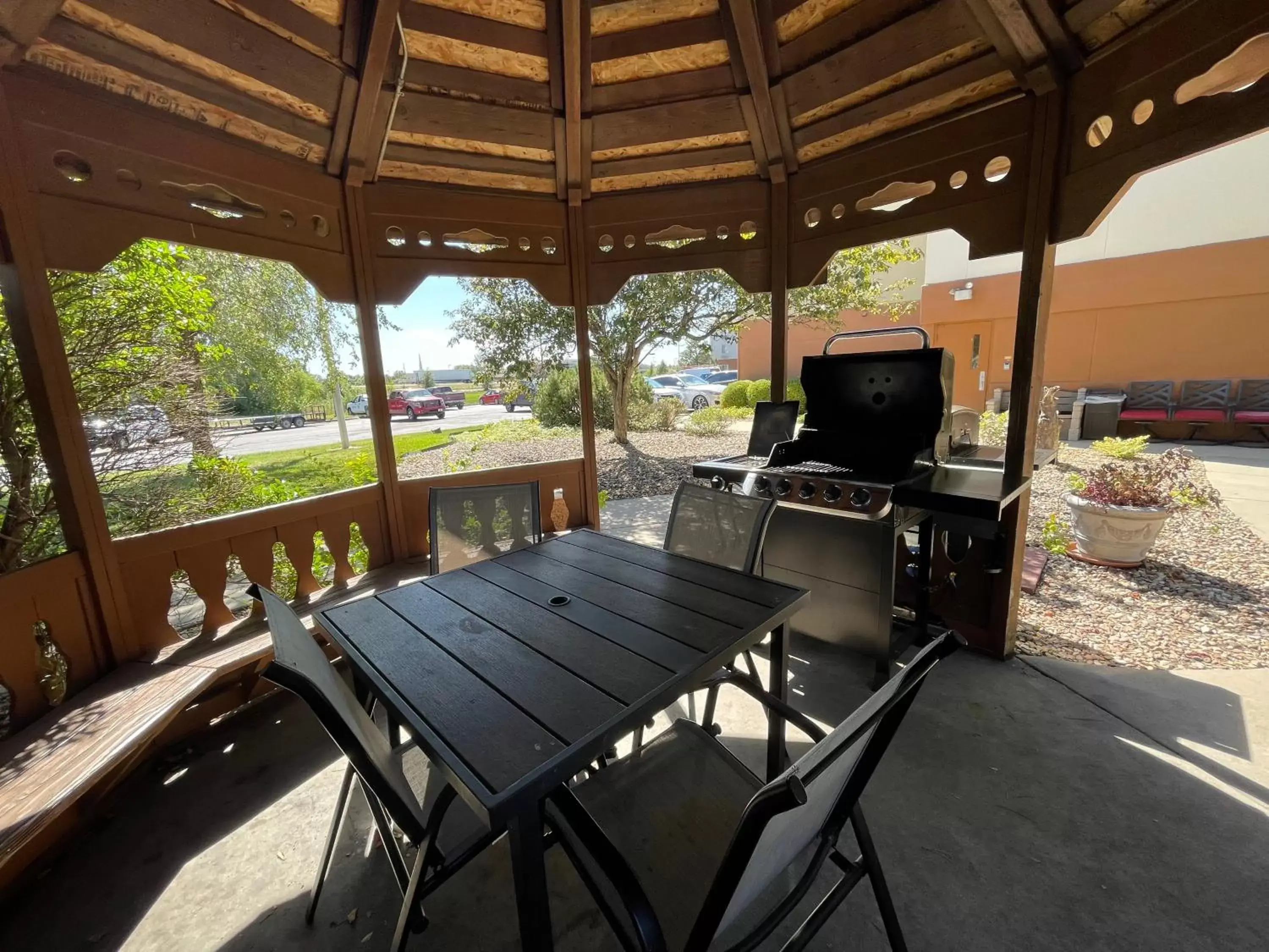 Patio, BBQ Facilities in MainStay Suites - Wichita NE