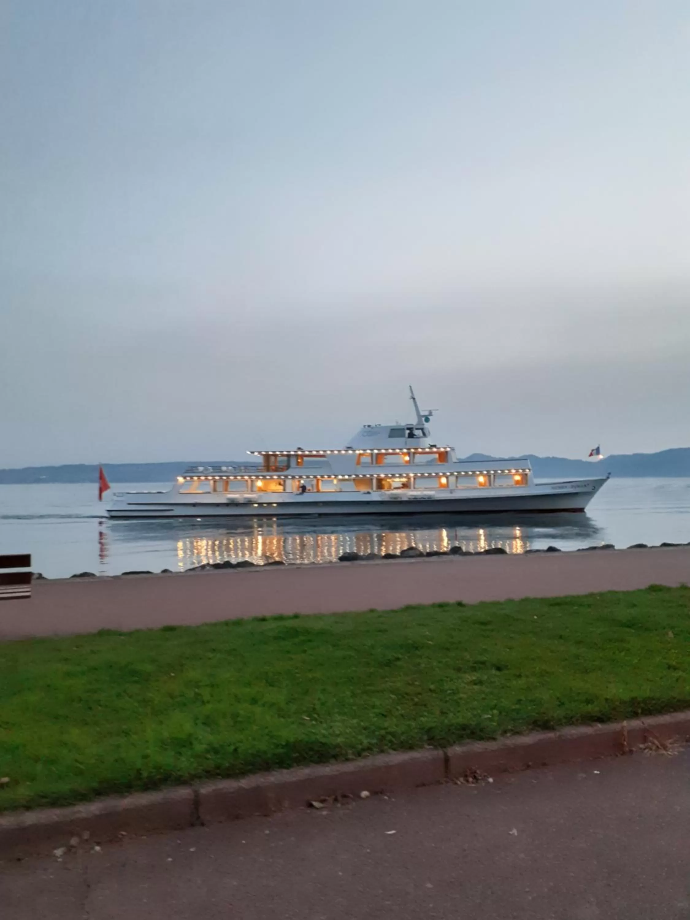 Nearby landmark in Au coucher du lac