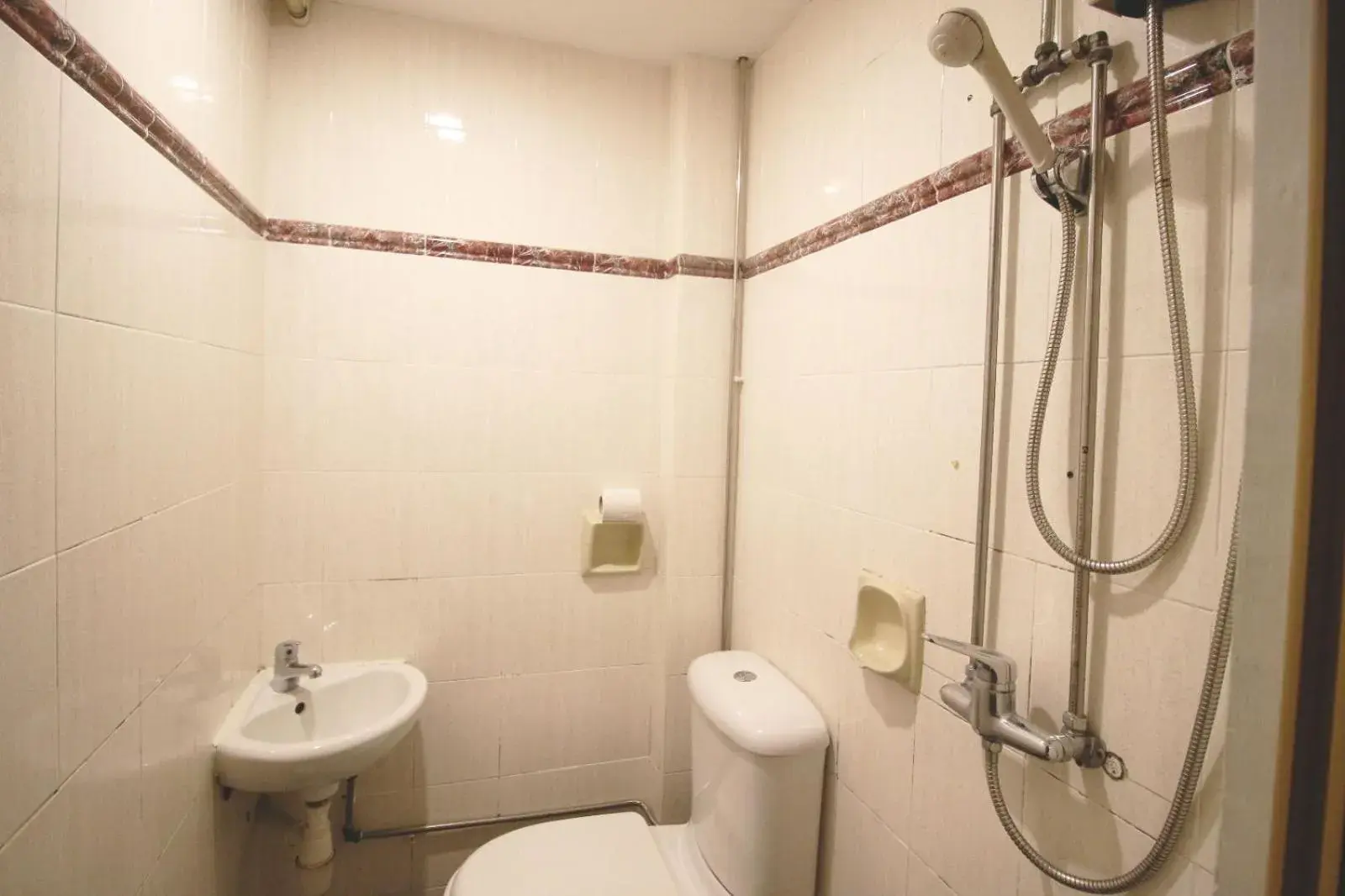 Bathroom in Aliwal Park Hotel
